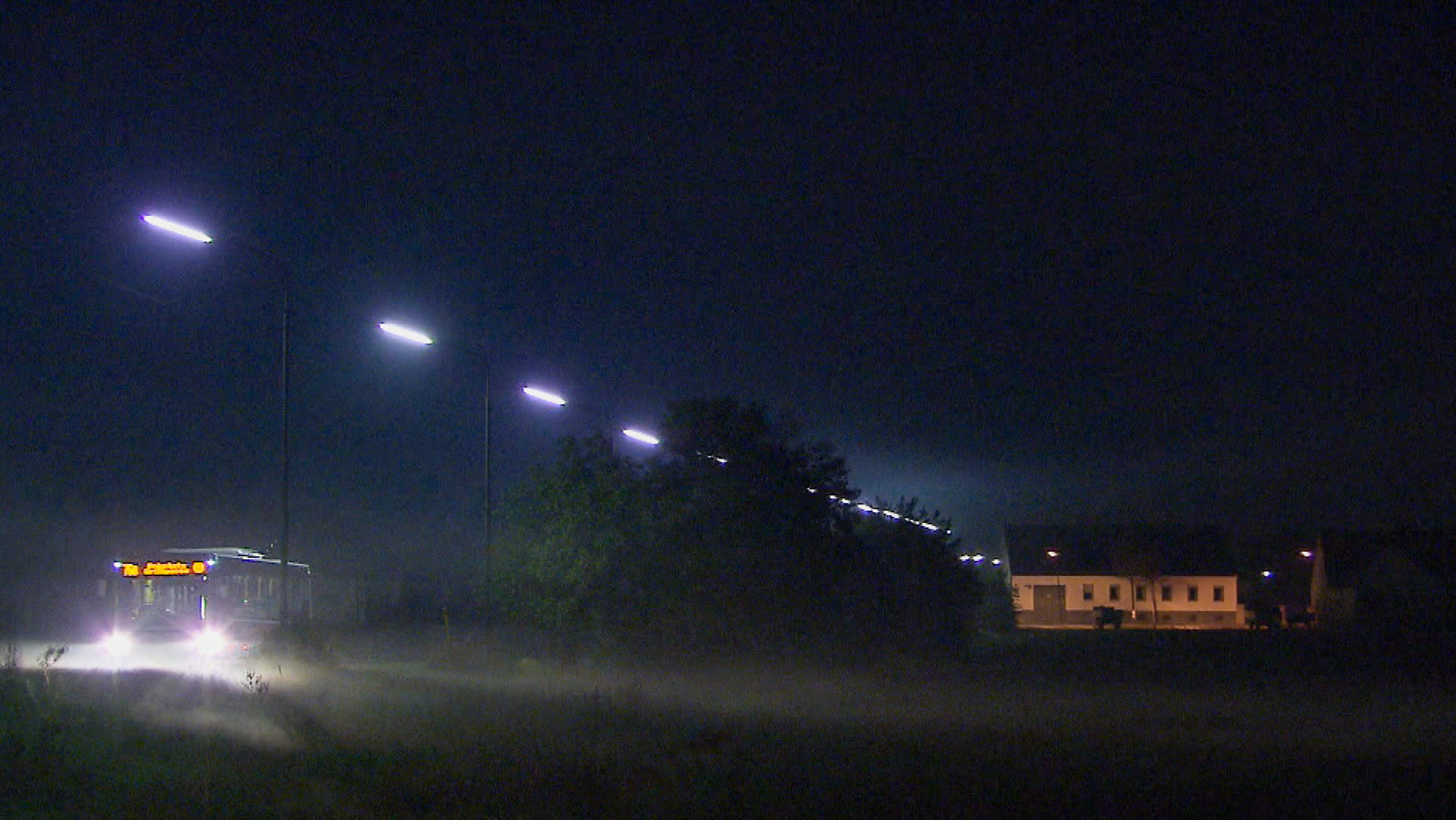 "Die dunklen und die hellen Seiten der Nacht": Bus fährt auf der Landstraße.
