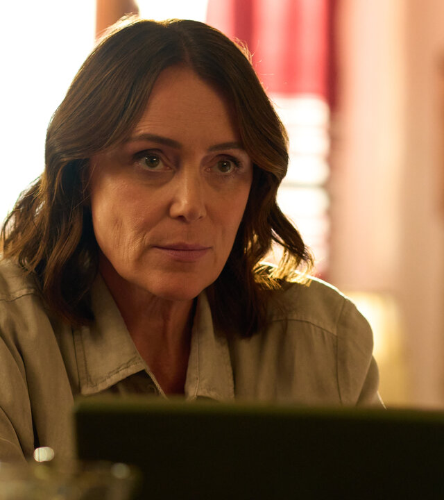 "The Assassin - Ein kotzgrüner Laptop": Julie (Keeley Hawes) sitzt in einem Wohnraum vor einem aufgeklappten Laptop.