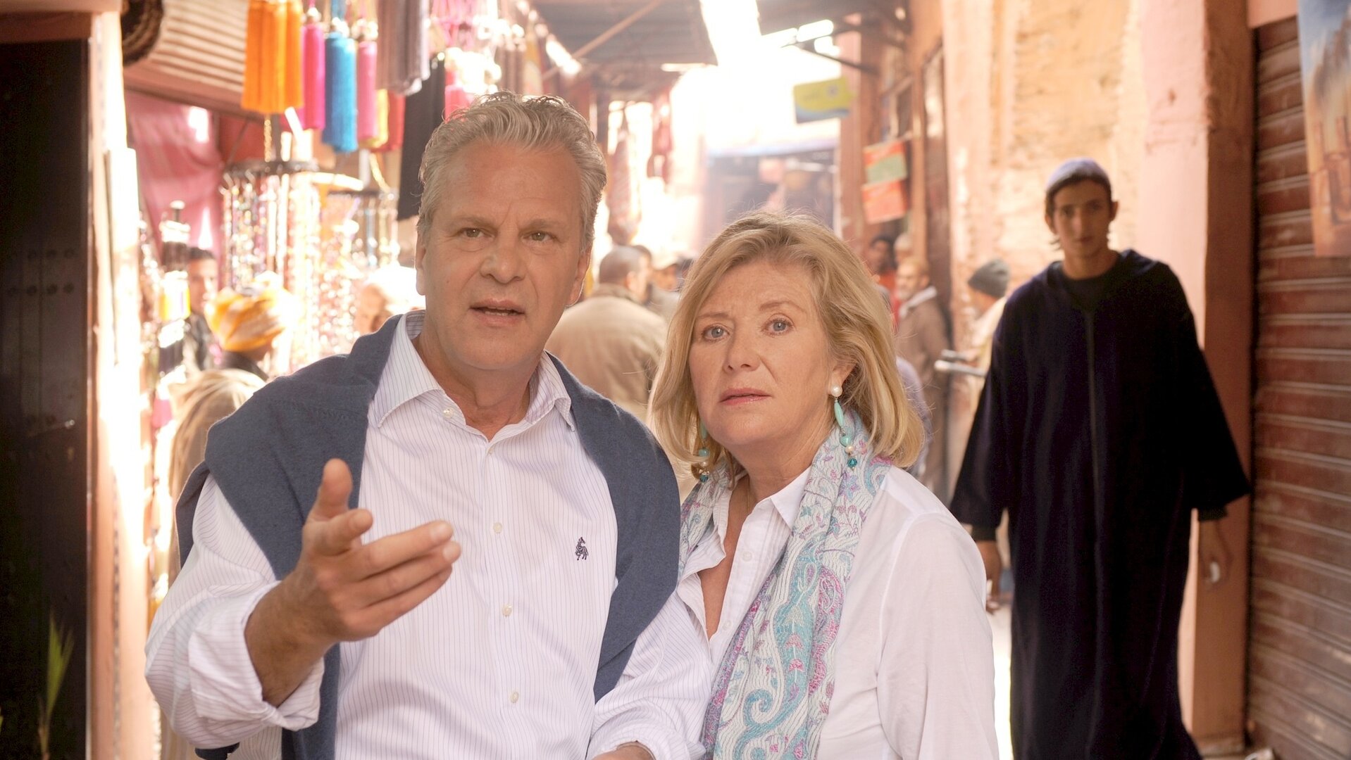 "Ein Sommer in Marrakesch": In einer engen Gasse in Marrakesch stehen Rudi (Peter Sattmann) und Tina (Jutta Speidel) eng nebeneinander und blicken rätselnd nach vorne.