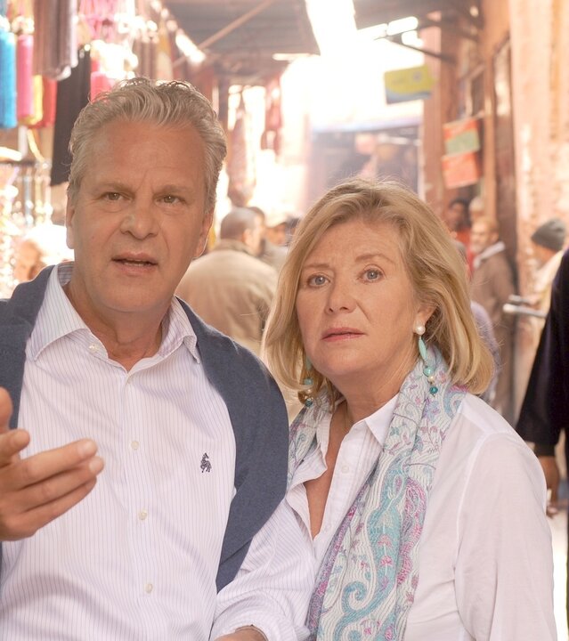 "Ein Sommer in Marrakesch": In einer engen Gasse in Marrakesch stehen Rudi (Peter Sattmann) und Tina (Jutta Speidel) eng nebeneinander und blicken rätselnd nach vorne.