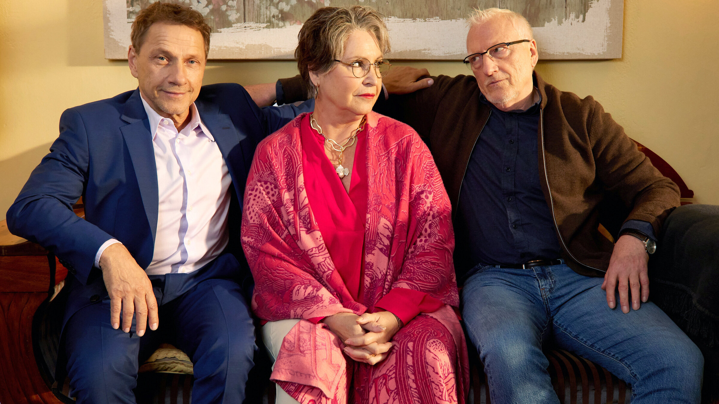 "Anna und ihr Untermieter: Wenn du träumst von der Liebe": Herr Kurtz (Ernst Stötzner, re.) warnt Anna (Katerina Jacob, Mitte) vor Godehard (Richy Müller, li.).