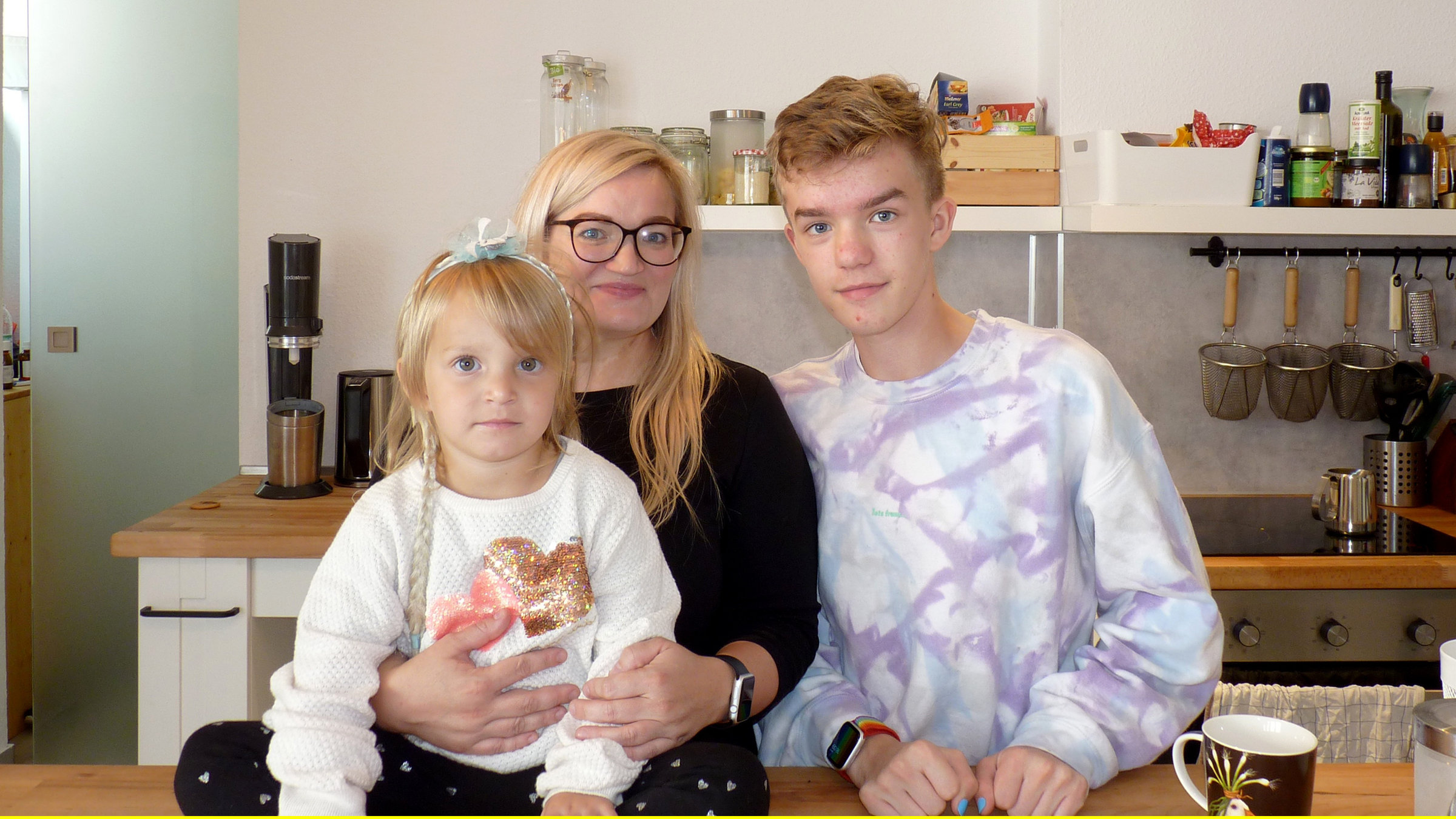 "Marias Neuanfang": Maria (l) mit ihren Kindern Giulia (3) und Fynn (14).