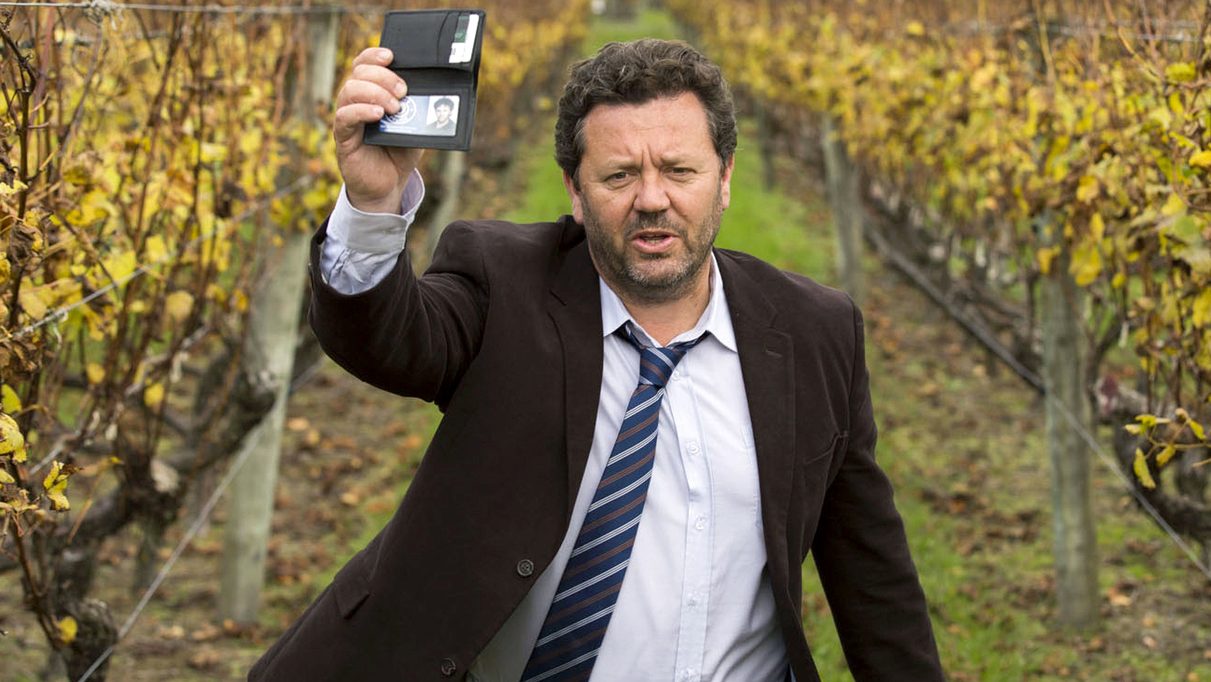 "Brokenwood - Mord in Neuseeland - Bitterer Wein": Das Leben in der idyllischen Weinbauregion hat sich Detective Mike Shepherd (Neill Rea) friedlicher vorgestellt. Als frisch ernannter Polizeichef muss er den Tod des einflussreichen Weinkritikers Paul Winterson, dessen Leiche am Morgen nach dem prestigeträchtigen Brokenwood Weinwettbewerb in einem Silo gefunden wird.