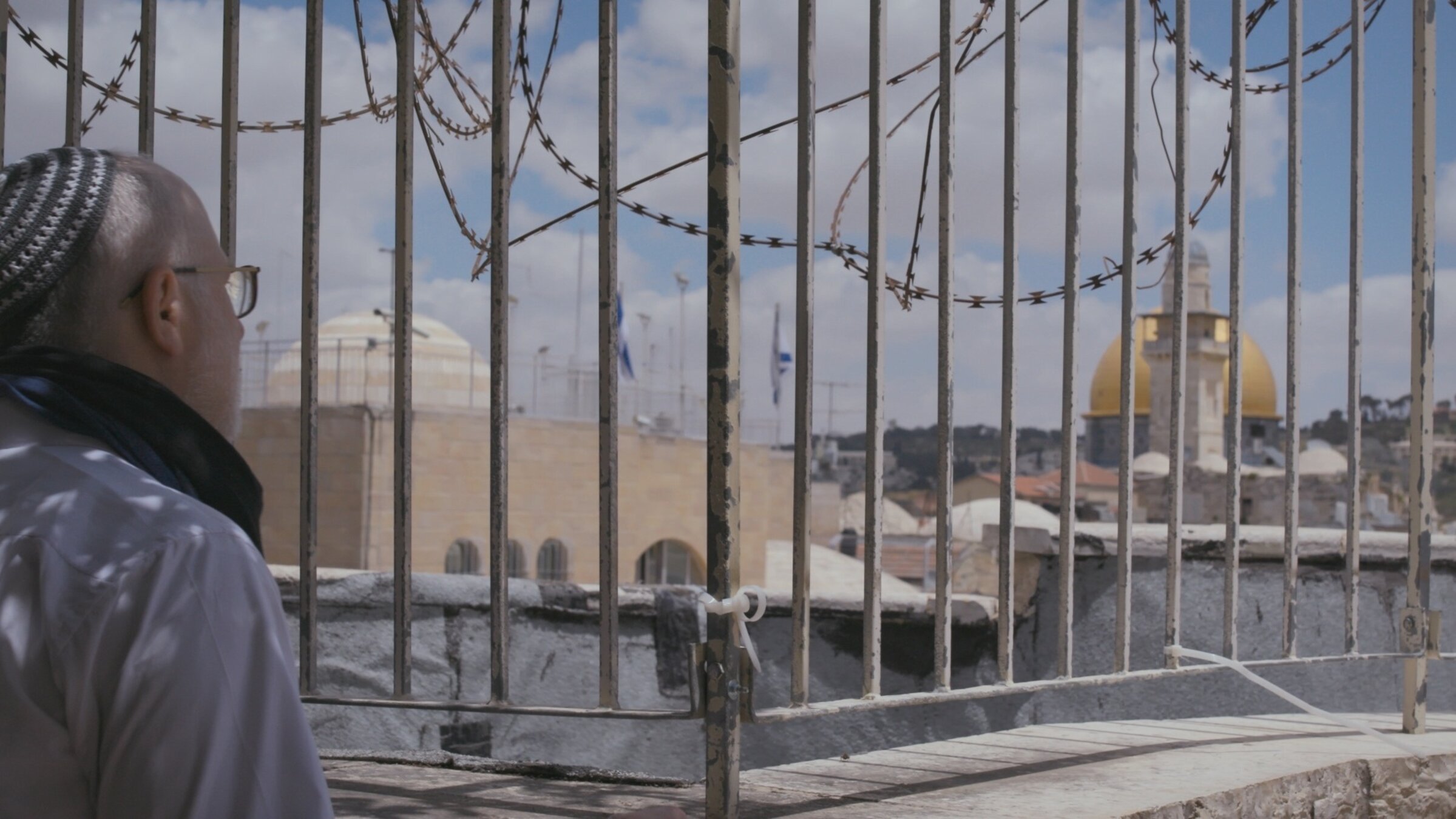 "Wo ist Gott?": Jüdischer Protagonist Gabriel Strenger meditiert mit Blick auf die Klagemauer und auf die Al-Aksa-Moschee.