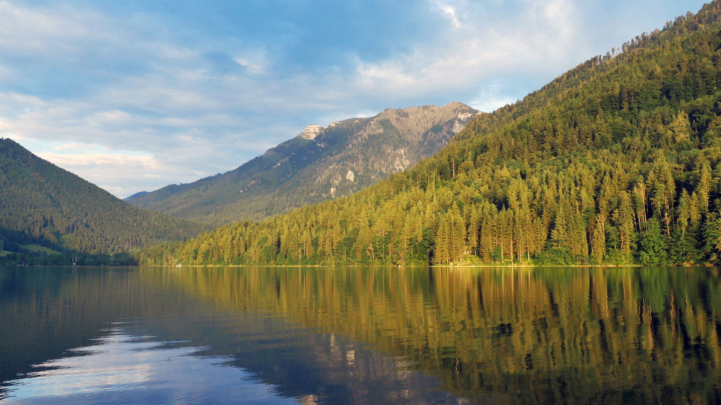 "Von der Magie des Wassers - Der Lunzer See": Der Lunzer See, dieses Naturjuwel inmitten des niederösterreichischen Mostviertels, bietet gemeinsam mit seinen umgebenden Bergen und Tälern eine spannende aber auch entspannende  Atmosphäre für die ganze Familie.
