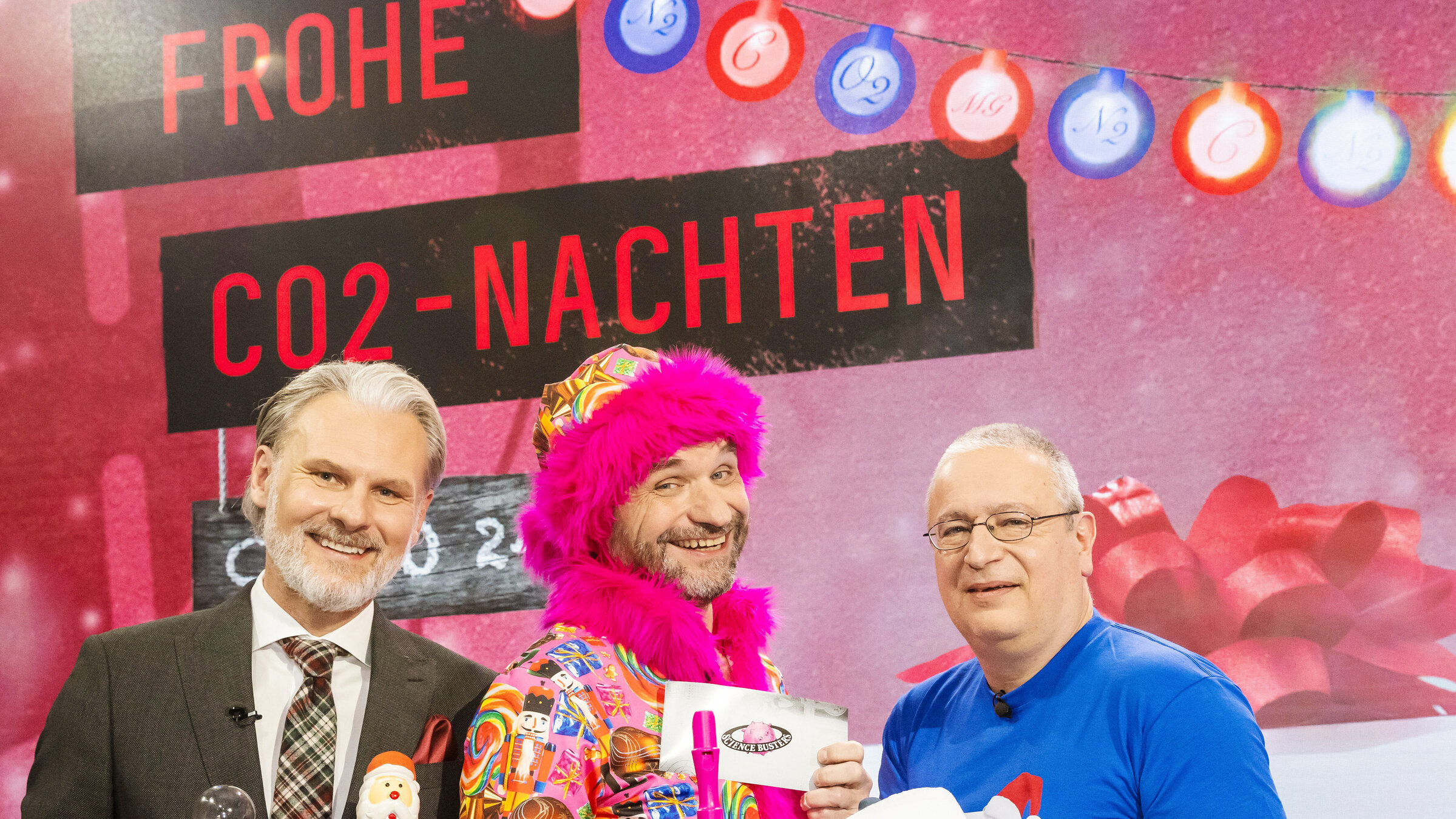 "Science Busters - Wer nichts weiß muss alles glauben - Frohe CO2nachten 2024": Martin Puntigam mit Helmut Jungwirth und Peter Weinberger.