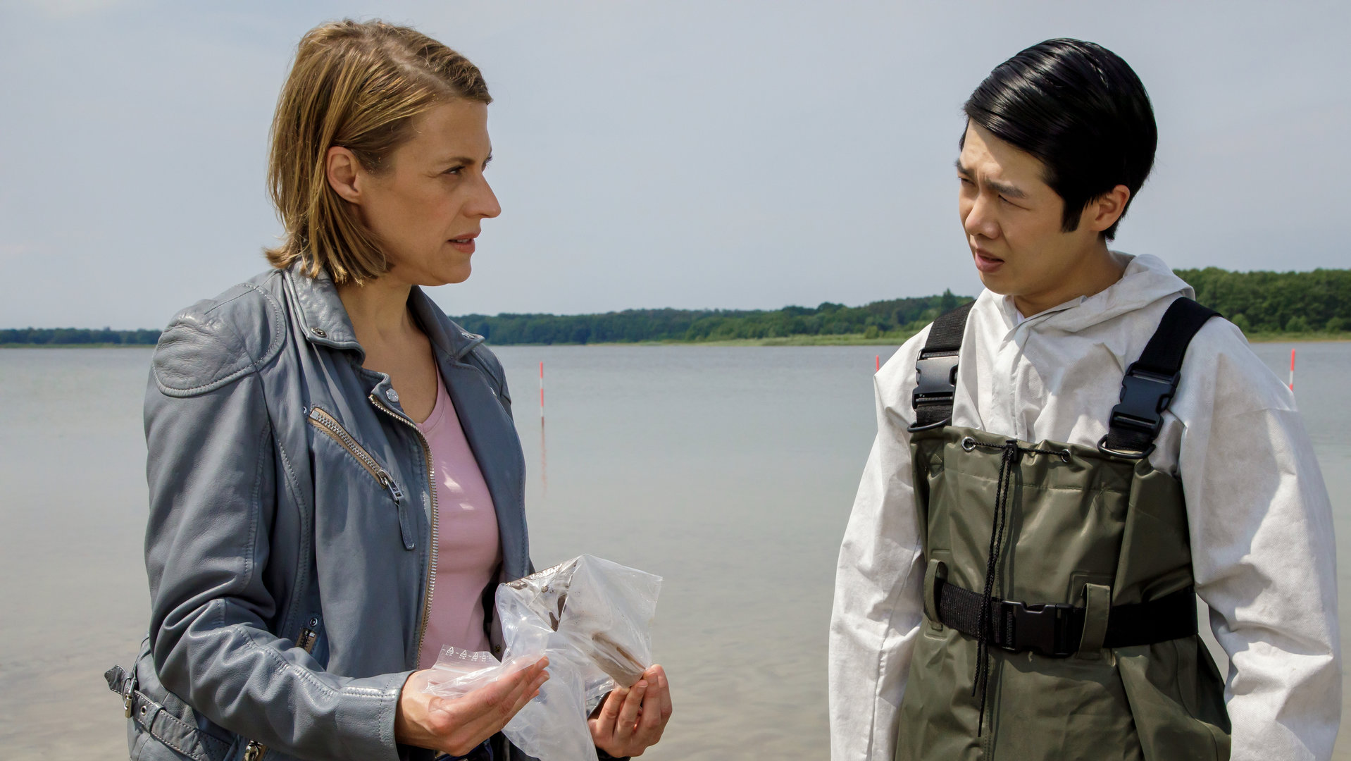 "SOKO Potsdam - Bauernopfer": Tamara Meurer (Anja Pahl) hält die vermutliche Tatwaffe in den Händen. Zusammen mit Thomas Brandner (Yung Ngo) steht sie nachdenklich an der Havel.