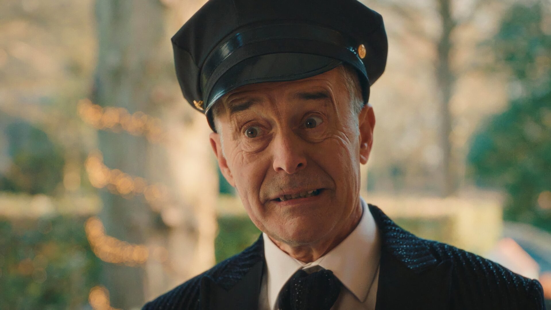 "Single Bells - Only Losers for Annie? - Piet (I)": Piet (Frank Focketyn) trägt eine Chauffeur-Uniform und schaut erwartungsvoll.