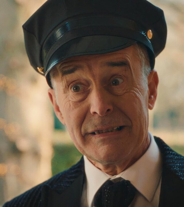 "Single Bells - Only Losers for Annie? - Piet (I)": Piet (Frank Focketyn) trägt eine Chauffeur-Uniform und schaut erwartungsvoll.