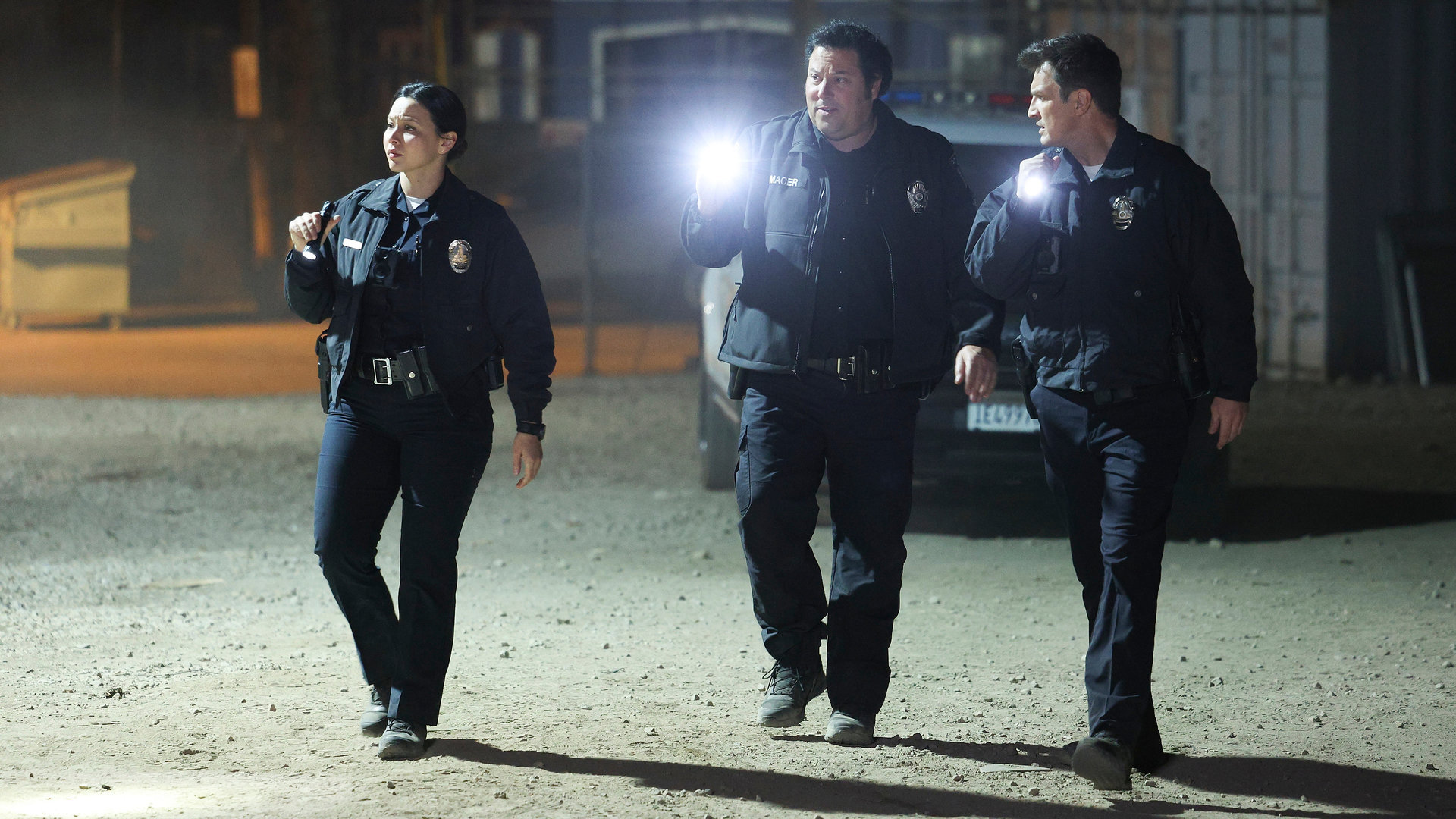 "The Rookie - Verräter": Nolan (Nathan Fillion), Chen (Melissa O'Neil) und Macer (Greg Grunberg) laufen nebeneinander her und leuchten mit ihren Taschenlampen in die Ferne.