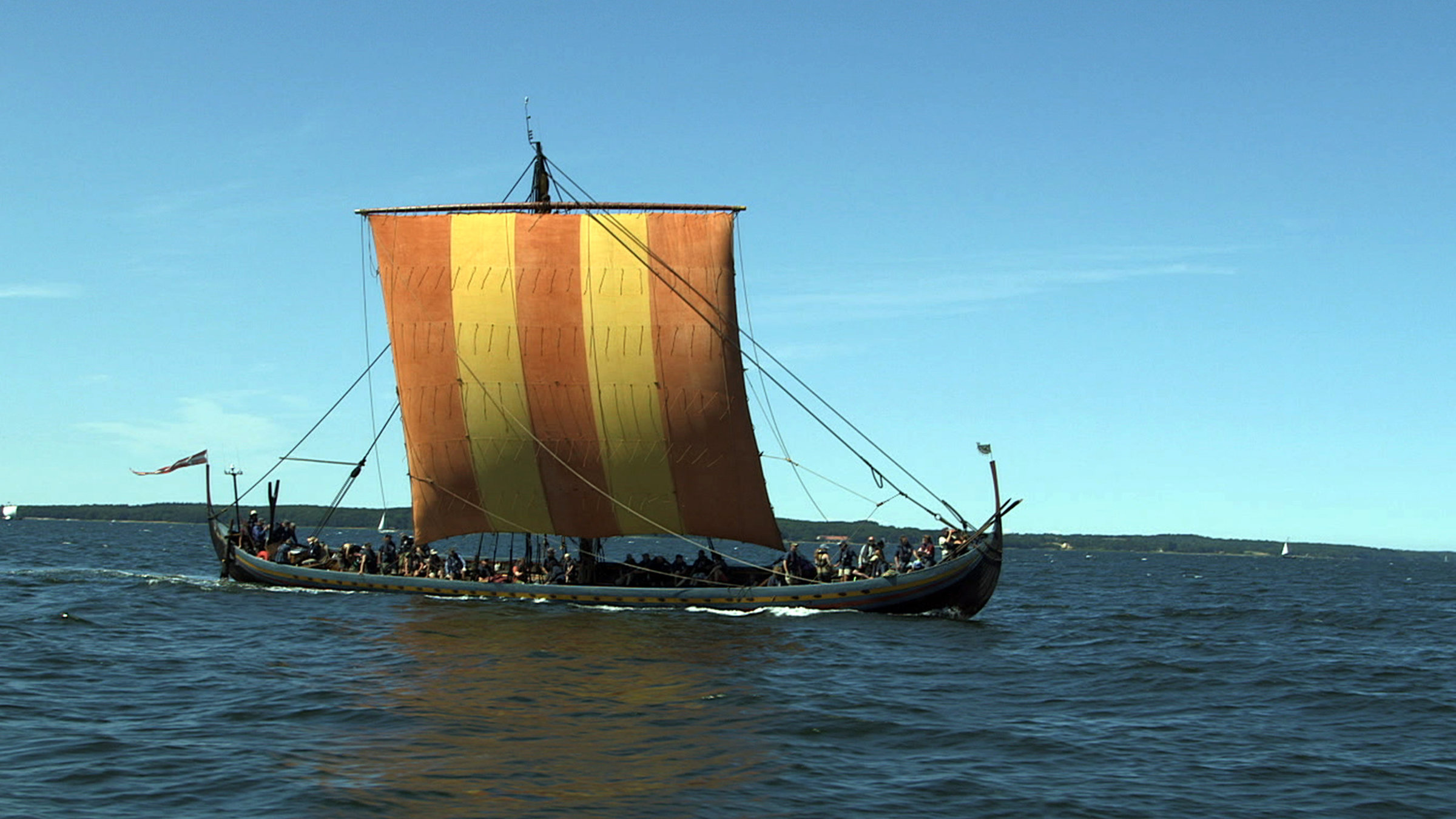 "Terra X - Große Völker: Die Wikinger": Rekonstruktion eines Wikingerschiffs auf dem Wasser.