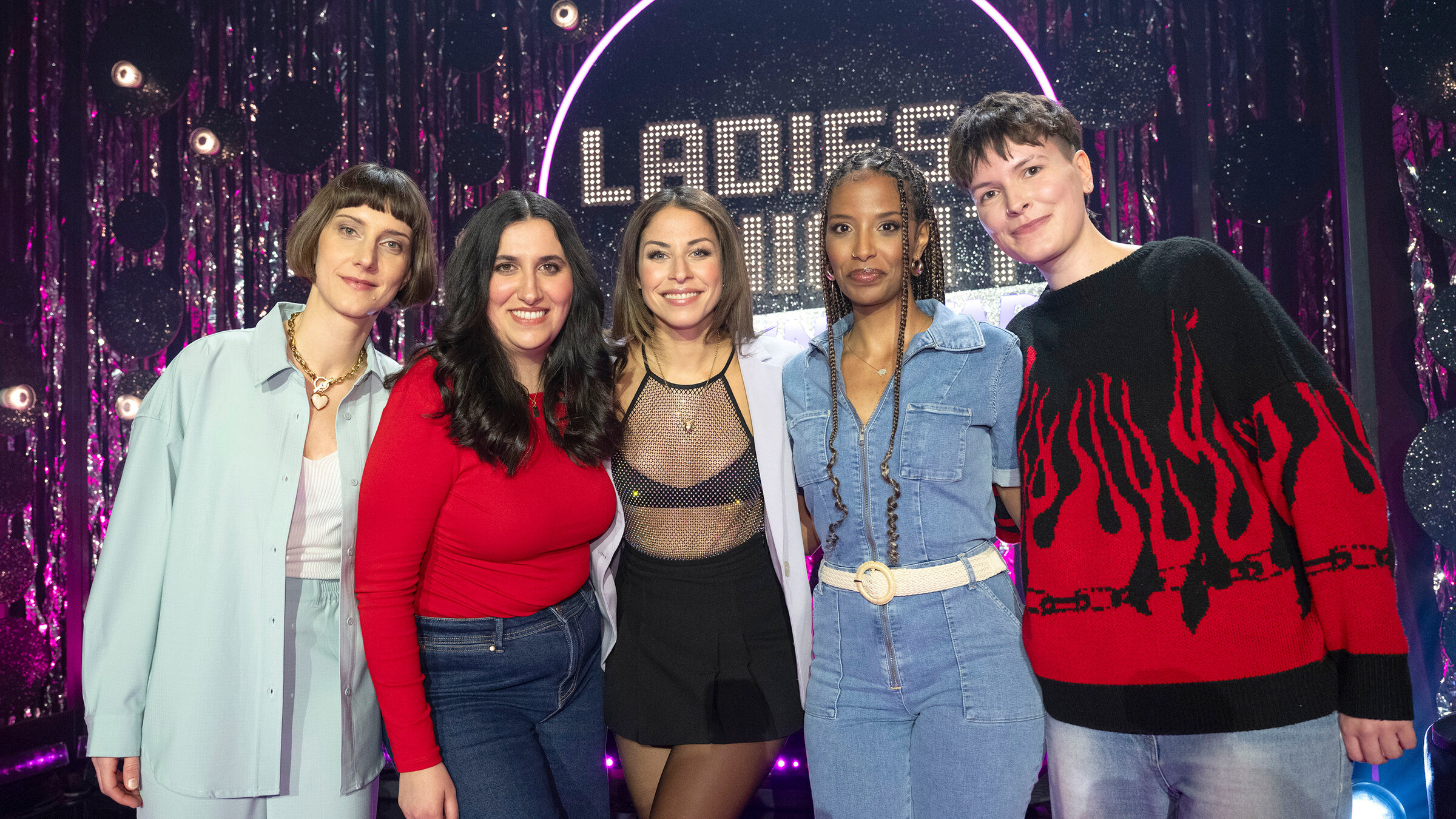 "Ladies Night Youngstars": Moderatorin Negah Amiri (M) mit ihren Gästen v.l.n.r.: Sandra Schmidt, Pegah Meggendorfer, Raytschel, Lu Komma Klar.