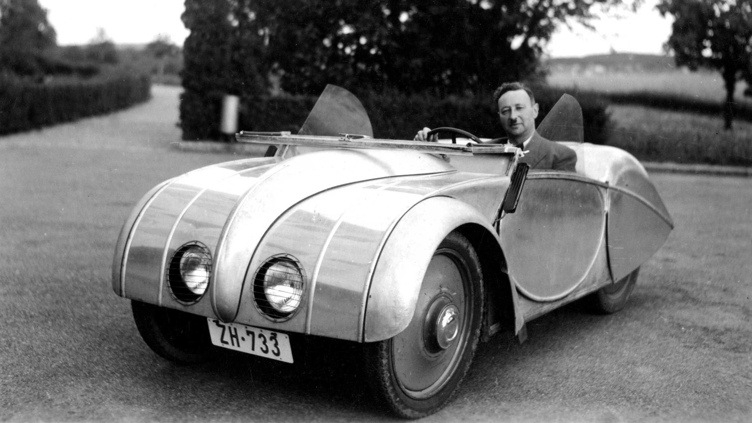 "Ganz - die wahre Geschichte des VW-Käfers": Josef Ganz in dem von ihm entworfenen „Silberfisch“.