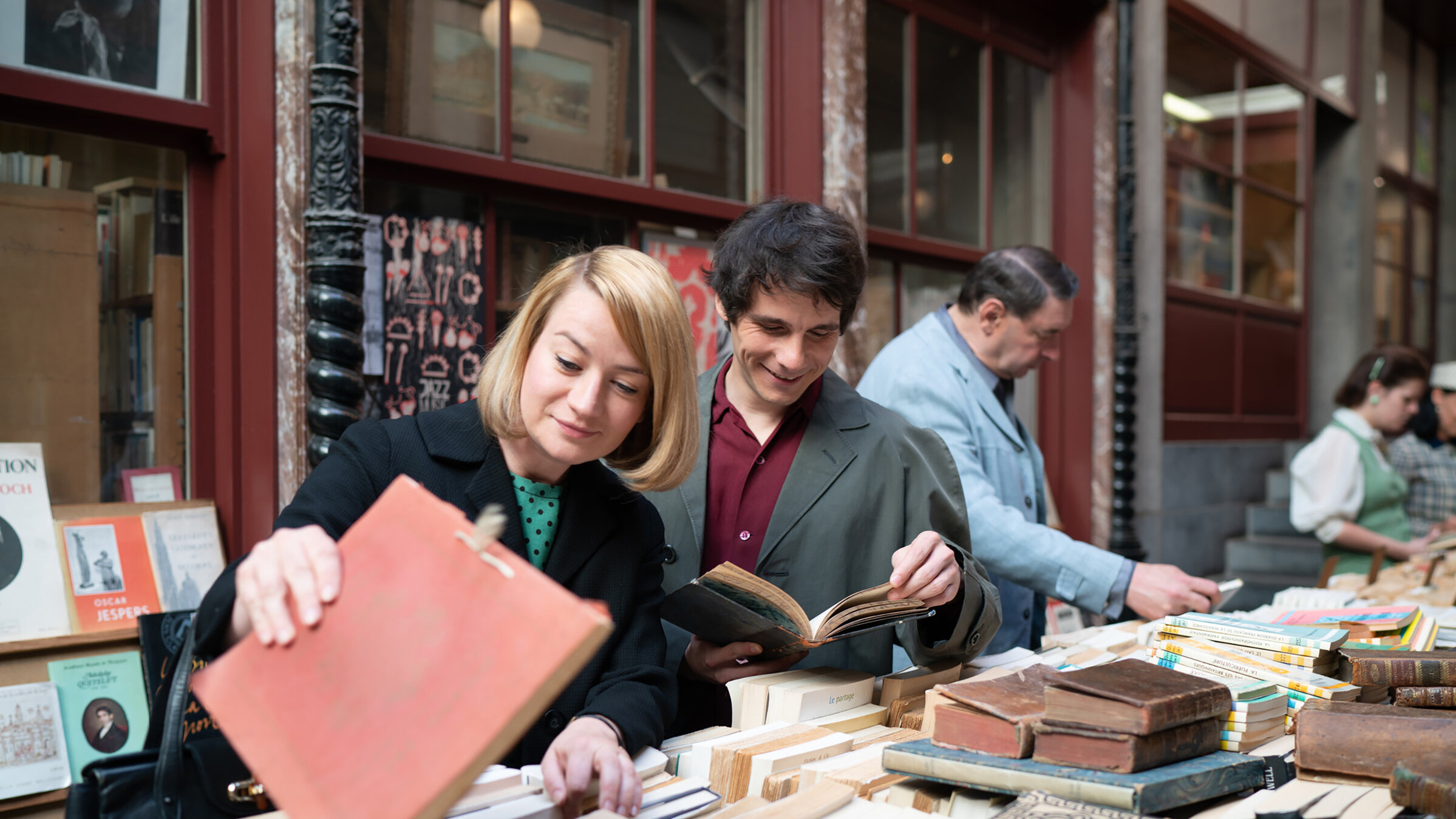 "Alice (1/2)": Alice (Nina Gummich) und ihr Lebensgefährte Bruno (Thomas Guené) stöbern nach Büchern.