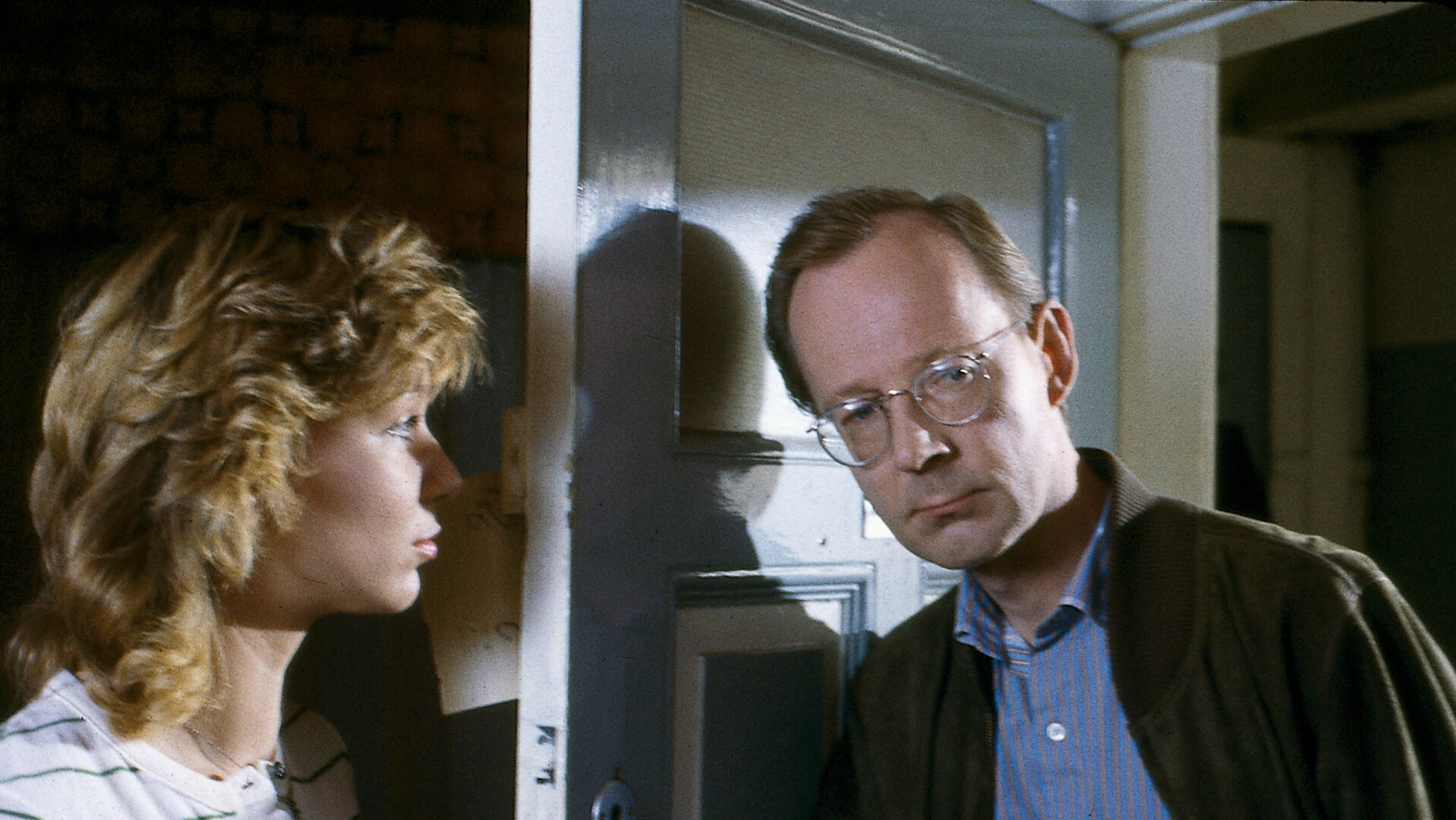 "Diese Drombuschs - Entscheidungen": Sabine (Sabine Kaack) steht vor ihrer geöffneten Wohnungstür. Ihr Vater Siegfried Drombusch (Hans-Peter Korff) steht auf der anderen Seite der Tür und schaut hinein.