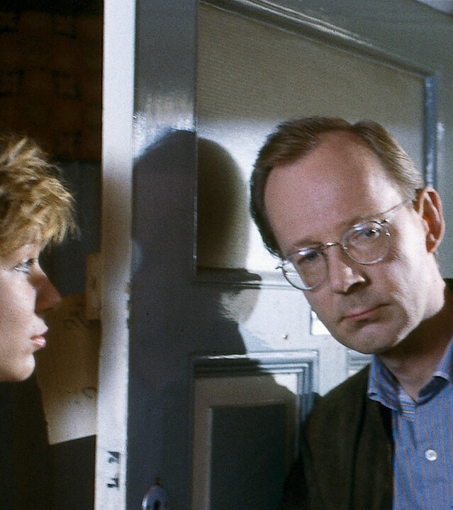 "Diese Drombuschs - Entscheidungen": Sabine (Sabine Kaack) steht vor ihrer geöffneten Wohnungstür. Ihr Vater Siegfried Drombusch (Hans-Peter Korff) steht auf der anderen Seite der Tür und schaut hinein.