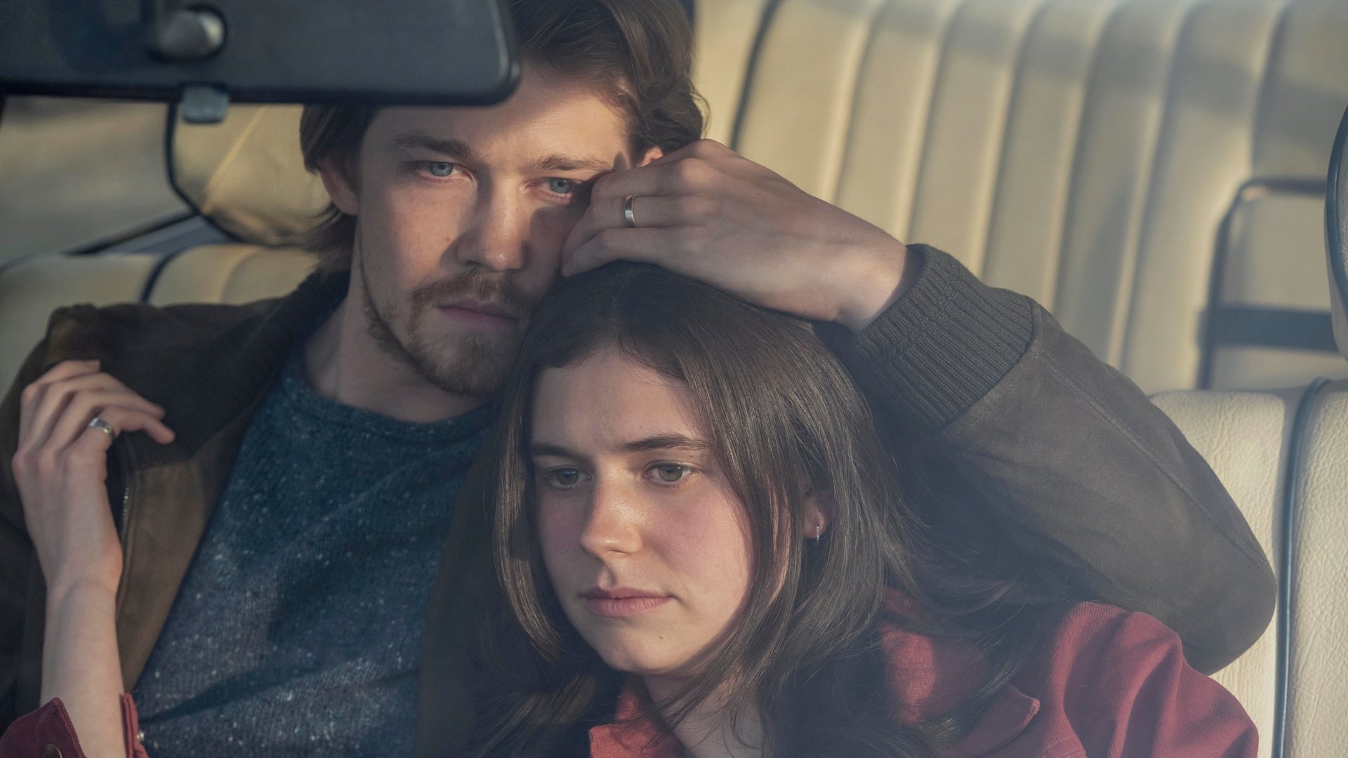 "Conversations with Friends - Weitergehen": Nick (Joe Alwyn) und Frances (Alison Oliver) sitzen in einem Auto. Frances legt ihren Kopf auf Nicks Brust ab, während Nick sie festhält.