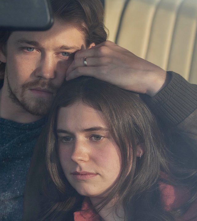 "Conversations with Friends - Weitergehen": Nick (Joe Alwyn) und Frances (Alison Oliver) sitzen in einem Auto. Frances legt ihren Kopf auf Nicks Brust ab, während Nick sie festhält.
