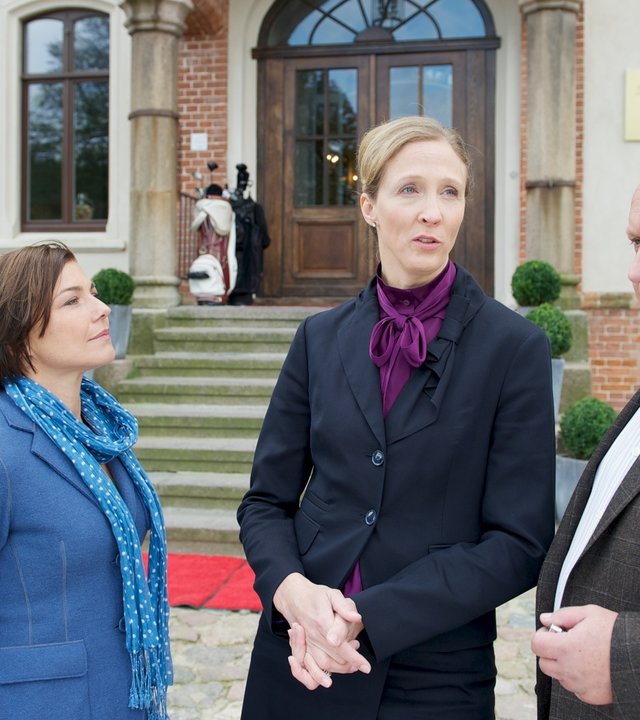 "SOKO Wismar - Das schönste Auto der Welt": Vor dem Eingang einer Villa stehen Katrin Börensen (Claudia Schmutzler), Petra Brandt (Anja Karmanski) und Jan Reuter (Udo Kroschwald) und unterhalten sich.