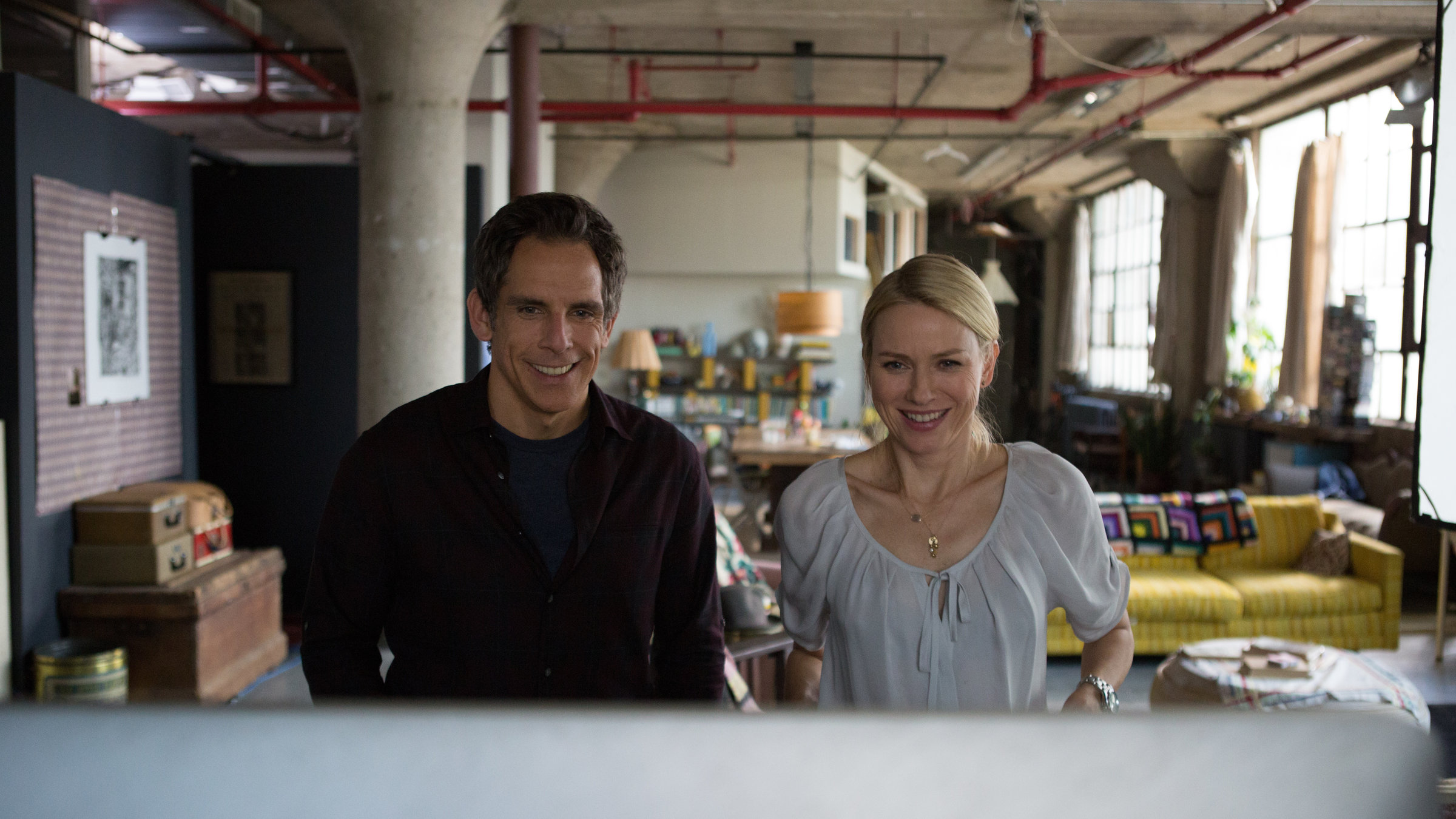 "Gefühlt Mitte Zwanzig": Josh (Ben Stiller) und Cornelia (Naomi Watts) stehen in einem kunterbunt eingerichteten Loft nebeneinander und blicken beide lächelnd-amüsiert auf einen Computerbildschirm.