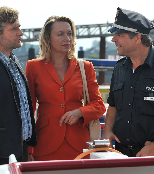 "Notruf Hafenkante - Seeheld in Seenot": Henning (Uwe Fellensiek) befragt Kapitän Hellinger (Jörg Witte) und Anne Reutershahn (Therese Hämer).