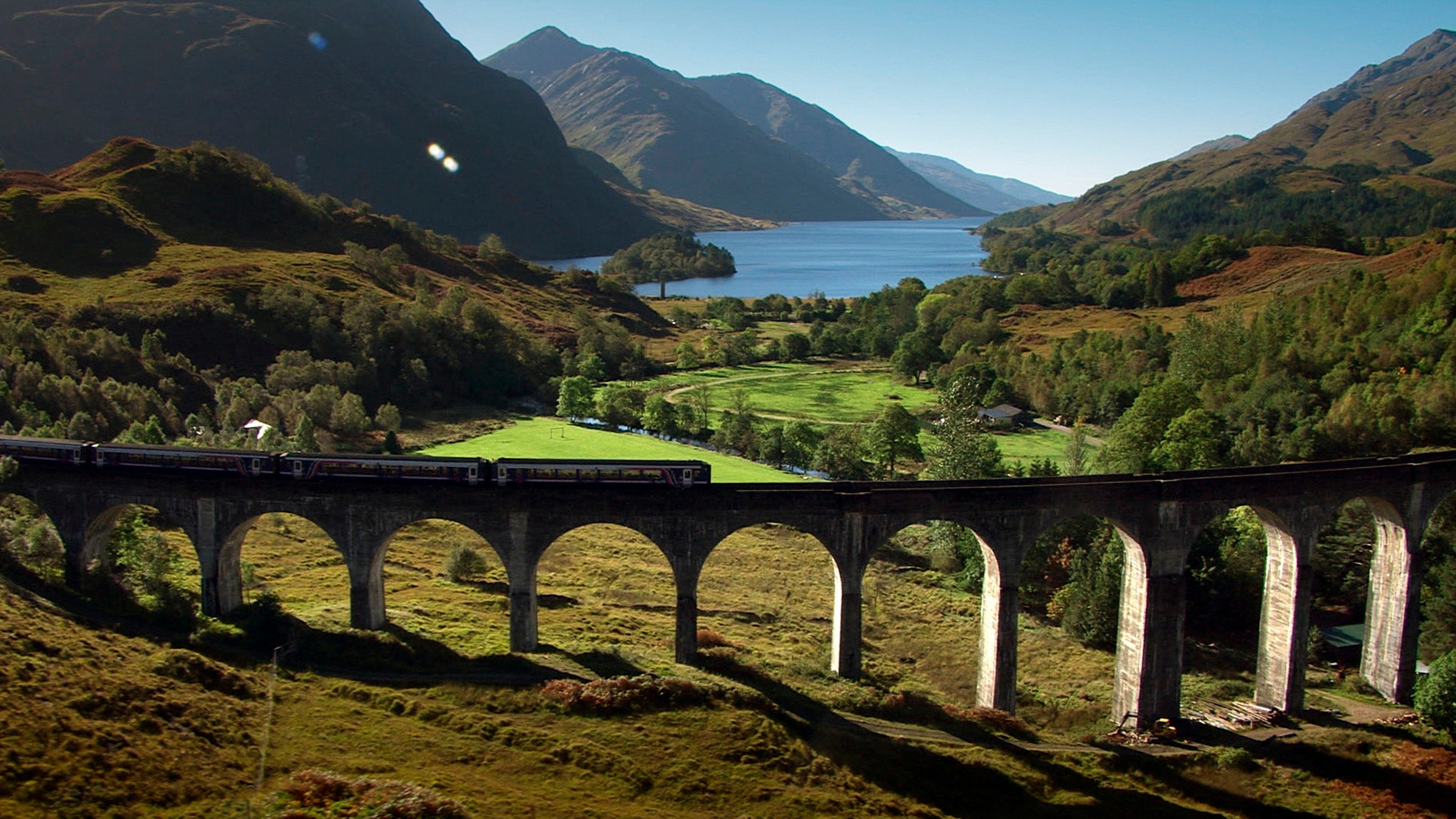 "Der zauberhafte Zug": Die Fahrt über das Glenfinnan-Viaduct ist der Höhepunkt der Reise. Den Passagieren eröffnet sich ein atemberaubender Blick über Berge und den Meersarm.