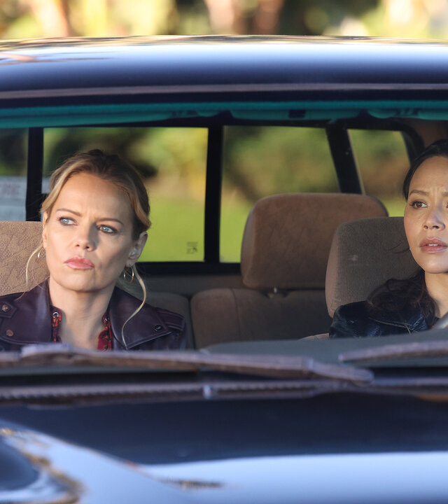 "The Rookie - Rein hypothetisch": Isabel Bradford (Mircea Monroe) und Lucy Chen (Melissa O'Neil) sitzen konzentriert im Auto und schauen in eine bestimmte Richtung.
