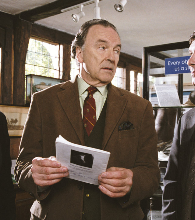 "Inspector Barnaby - Fluch über Winyard": Barnaby (John Nettles) und sein Assistent Jones (Jason Hughes) stehen zusammen mit dem Heimatmuseumsdirektor Giles Cato (Michael Elwyn) und unterhalten sich.