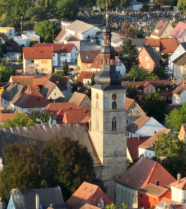 "Katholischer Gottesdienst - Kommt und seht": Vogelperspektive: Die Pfarrkirche St. Georg in Höchstadt/Aisch liegt inmitten umliegender Häuser.