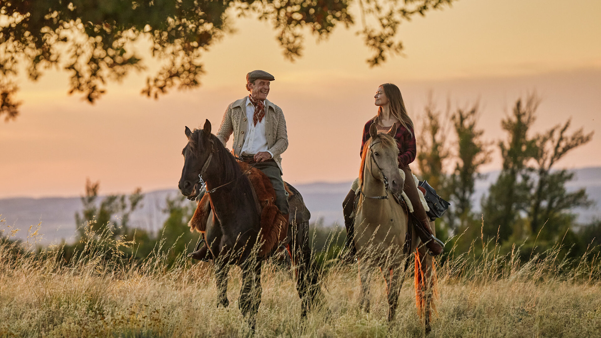 "Maxima- Dunkle Vergangenheit": Maxima (Candela Saitta) reitet mit ihrem Vater (Daniel Freire) in der Abenddämmerung aus.
