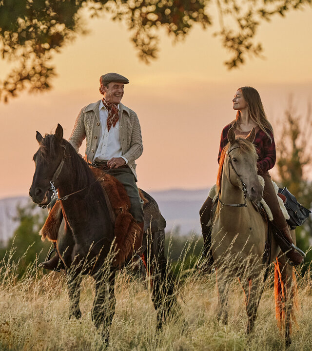"Maxima- Dunkle Vergangenheit": Maxima (Candela Saitta) reitet mit ihrem Vater (Daniel Freire) in der Abenddämmerung aus.