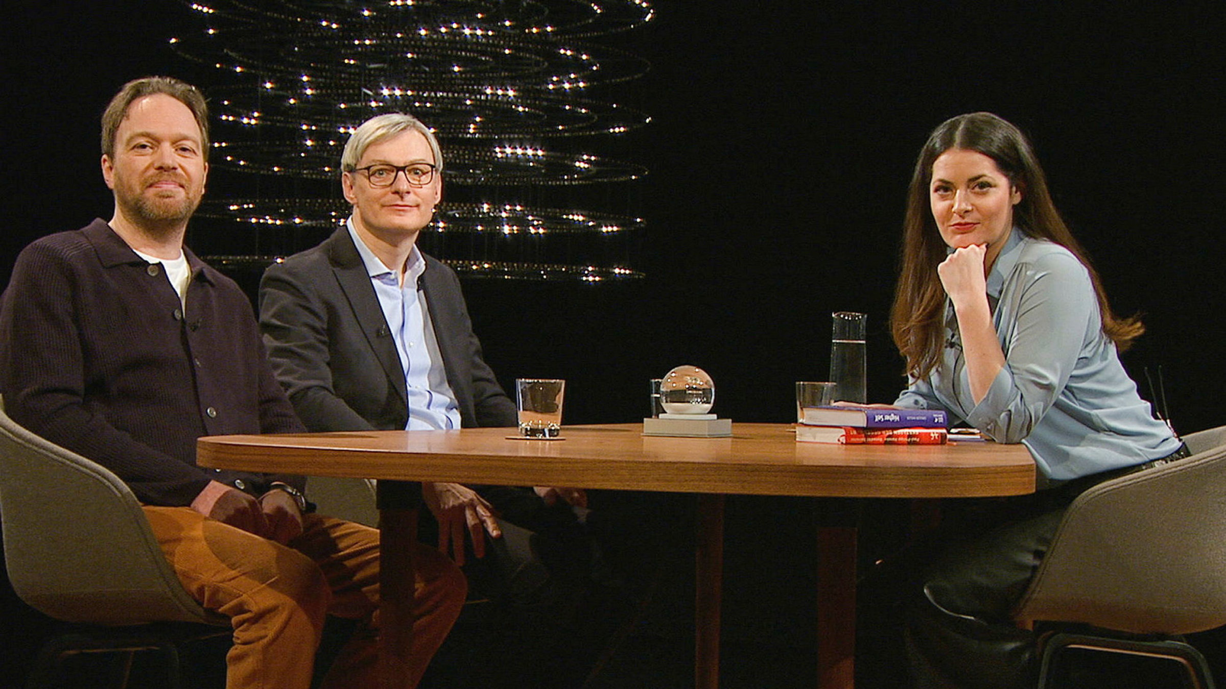 "Sehnsucht Ekstase – Von LSD bis zum Yogaretreat": Benedikt Sarreiter, Autor und Journalist, Gregor Hasler, Psychiater und Neurowissenschaftler und Moderatorin Olivia Röllin.