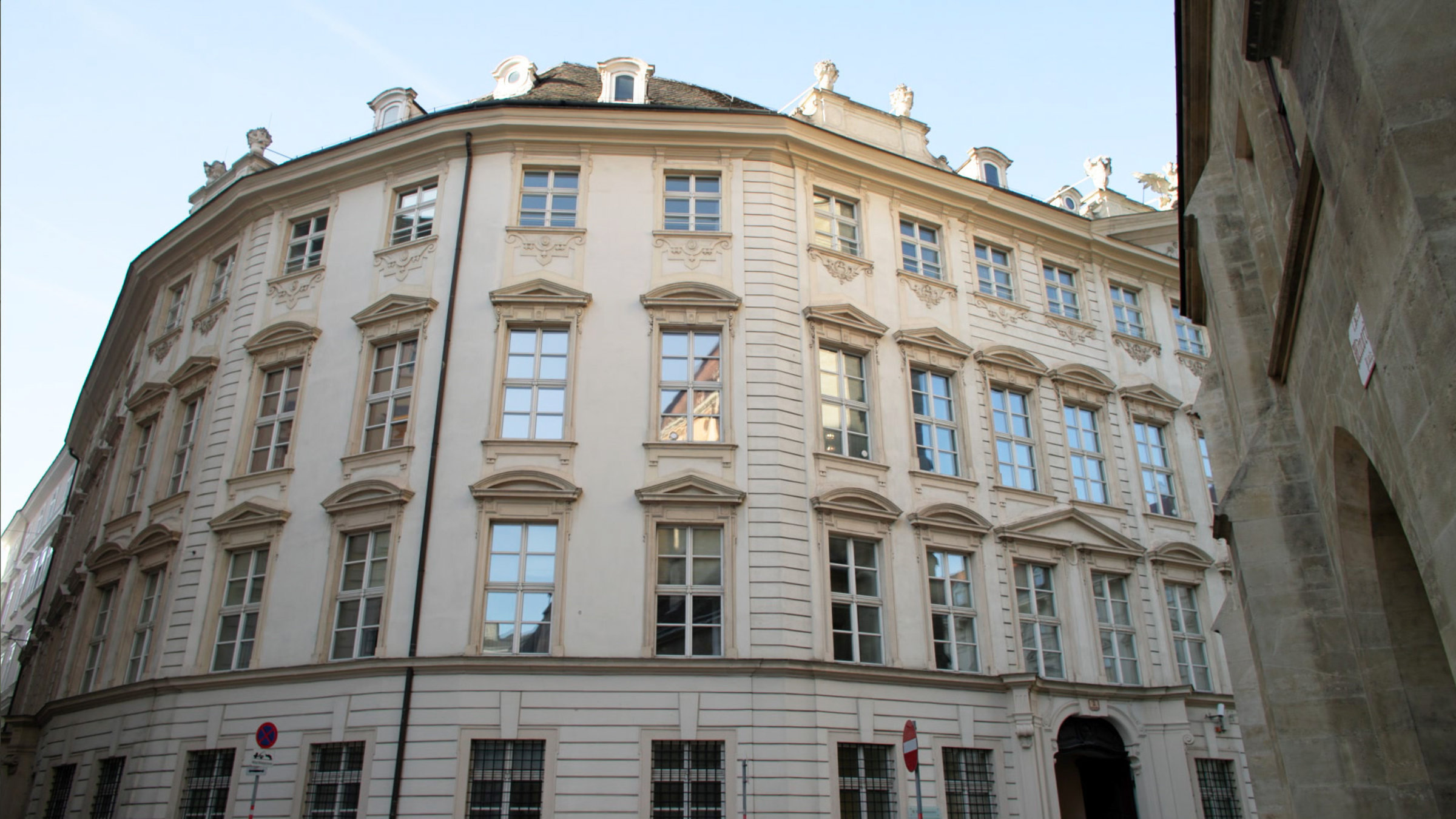 "Wiens verborgene Palais - Die Amtssitze": Das barocke Palais Dietrichstein am Minoritnplatz beherbergt Abteilungen des Bundeskanzleramts. Auffällig ist seine abgerundete Grundform.