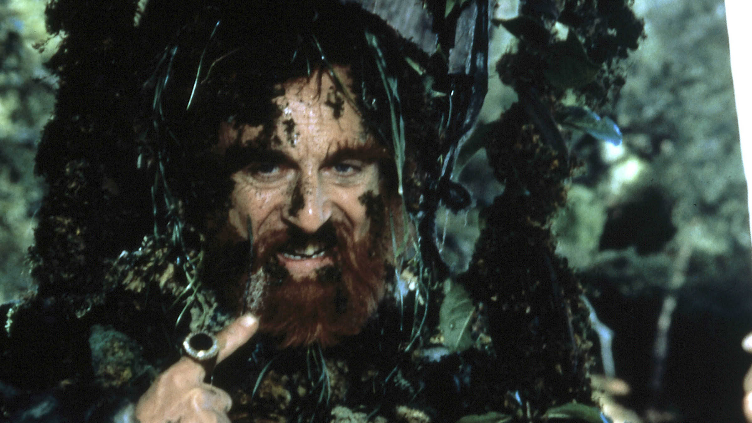 Mit einem Wassereimer erscheint aus dem Brunnen der Teufel (Hector Alterio). Das Spiel beginnt.