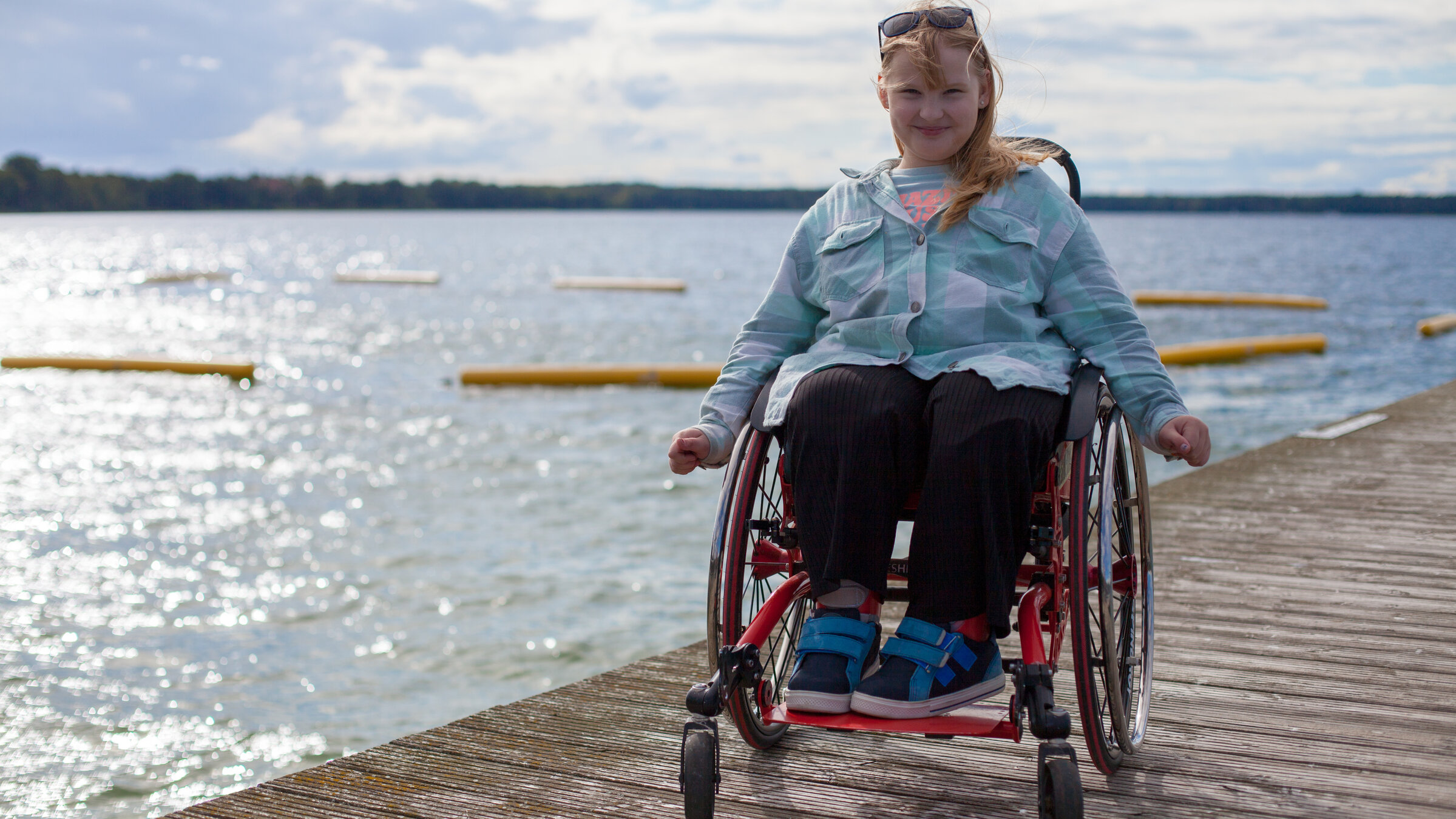 "Einfach Mensch - Barrierefrei unterwegs": Felicitas Gansewig sitzt in ihrem Rollstuhl an einem Steg im Strandbad Arendsee.