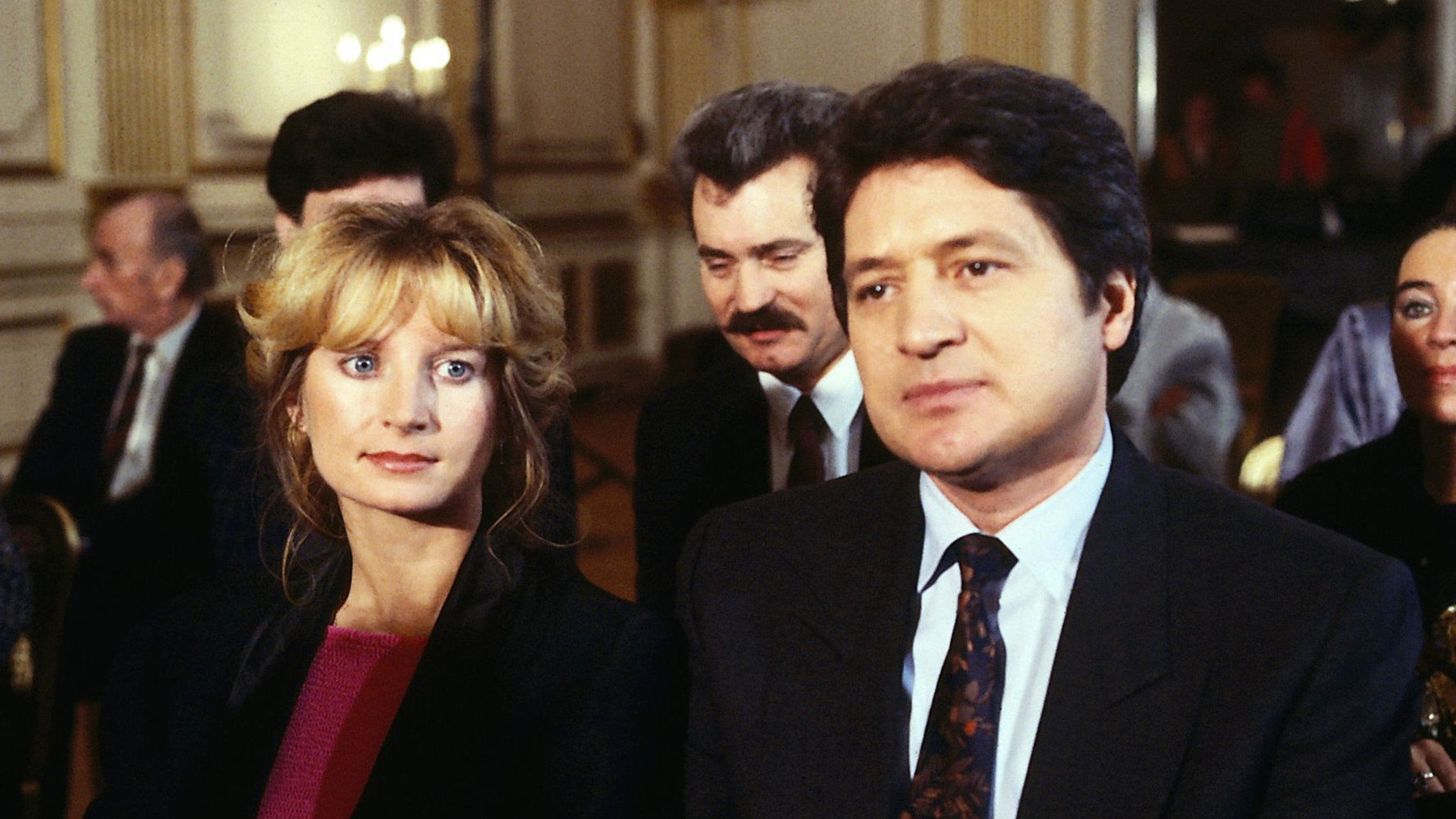 "Der Landarzt - Ein rabenschwarzer Tag": Dr. Mattiesen (Christian Quadflieg) und Sabine Buschmann-Ratjen (Regine Lamster) sitzen bei einem Konzertbesuch nebeneinander. Sabine scheint jemanden im Publikum entdeckt zu haben. Dr. Mattiesen schaut etwas verkniffen.