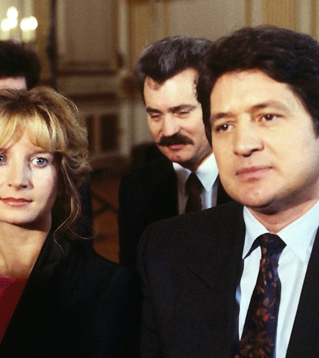 "Der Landarzt - Ein rabenschwarzer Tag": Dr. Mattiesen (Christian Quadflieg) und Sabine Buschmann-Ratjen (Regine Lamster) sitzen bei einem Konzertbesuch nebeneinander. Sabine scheint jemanden im Publikum entdeckt zu haben. Dr. Mattiesen schaut etwas verkniffen.