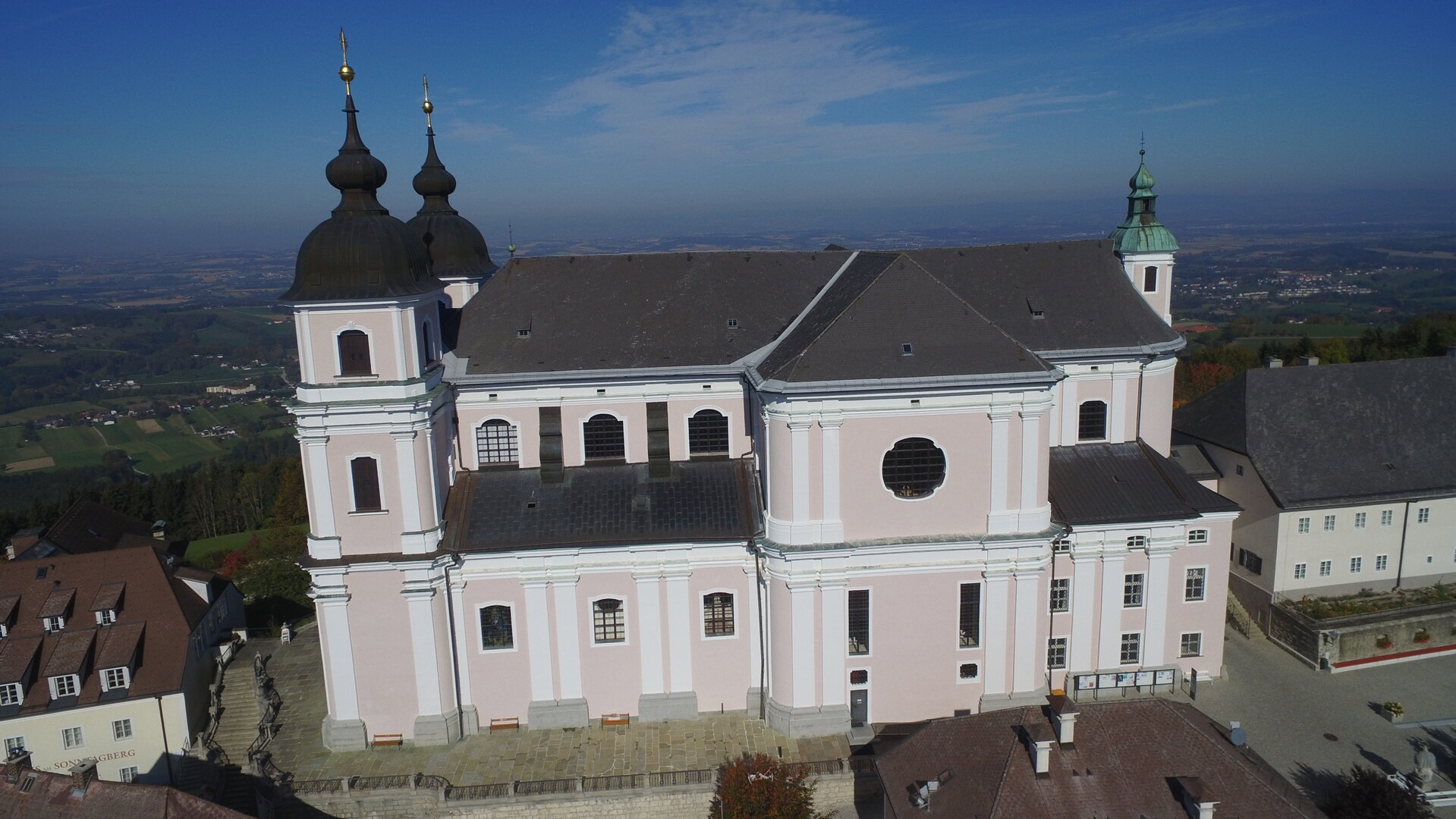 "Katholischer Gottesdienst - Gott sorgt für alles": Luftbild: Außenaufnahme der Basilika Sonntagberg in Niederösterreich