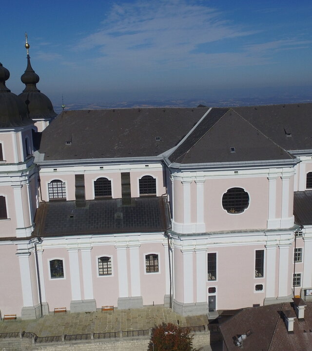 "Katholischer Gottesdienst - Gott sorgt für alles": Luftbild: Außenaufnahme der Basilika Sonntagberg in Niederösterreich