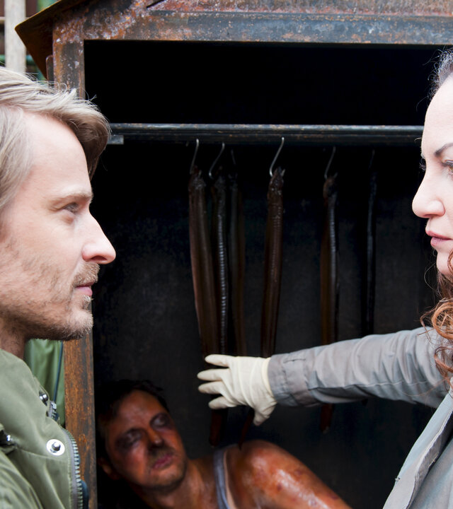 "Unter anderen Umständen - Spiel mit dem Feuer": Jana (Natalia Wörner) und Ole (Max von Pufendorf) finden eine Leiche in einer Räucherhütte.