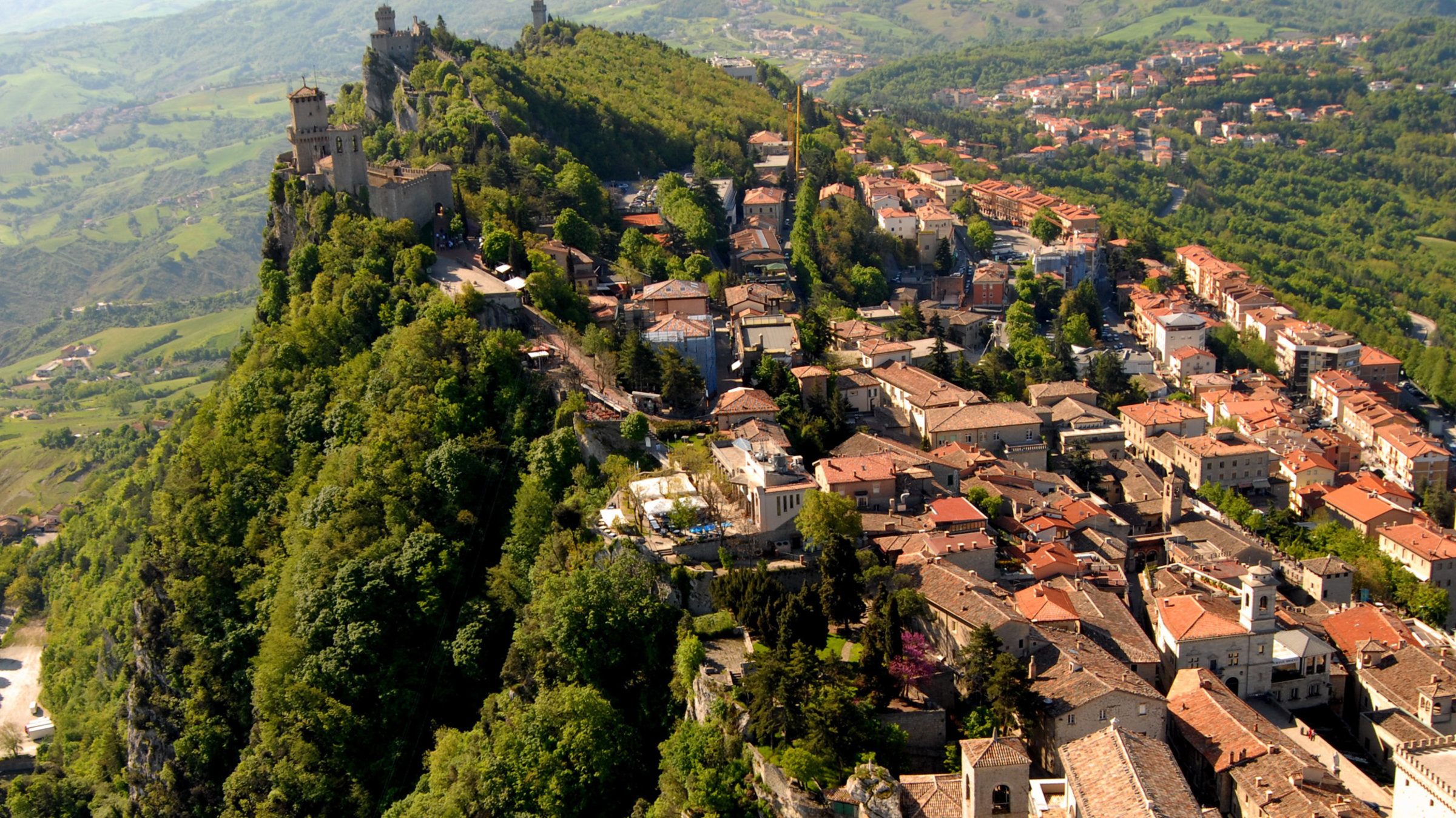 "Schätze der Welt - Erbe der Menschheit - San Marino - Freiheit am Abgrund": Luftaufnahmen der Burgen, Festungsanlagen und der Altstadt von San Marino