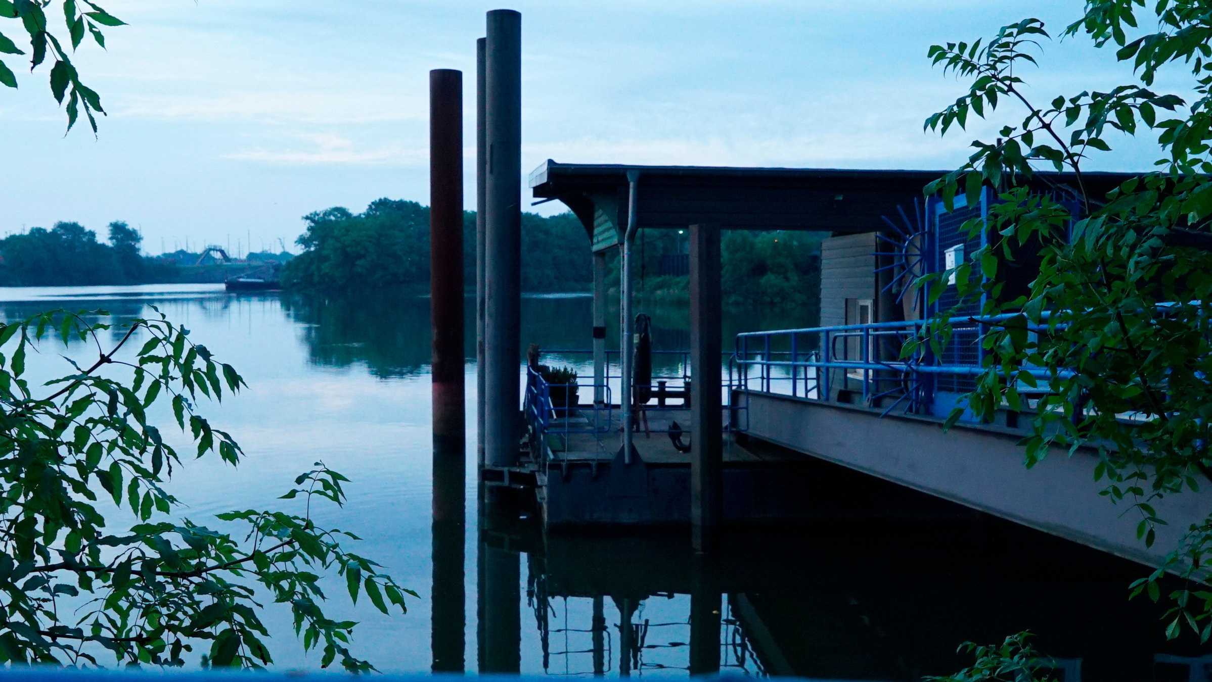 "Das Leben auf die Reihe kriegen": Auf dem alten Ponton mitten im ehemaligen Hamburger Freihafen wollen die Jungs ihr Leben wieder auf die Reihe kriegen.