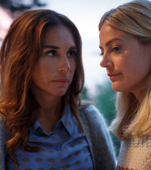 "Mord im Mittsommer - Scheinwelten": Nora Linde (Alexandra Rapaport, l.) und Kristina (Tuva B Larsen, r.).