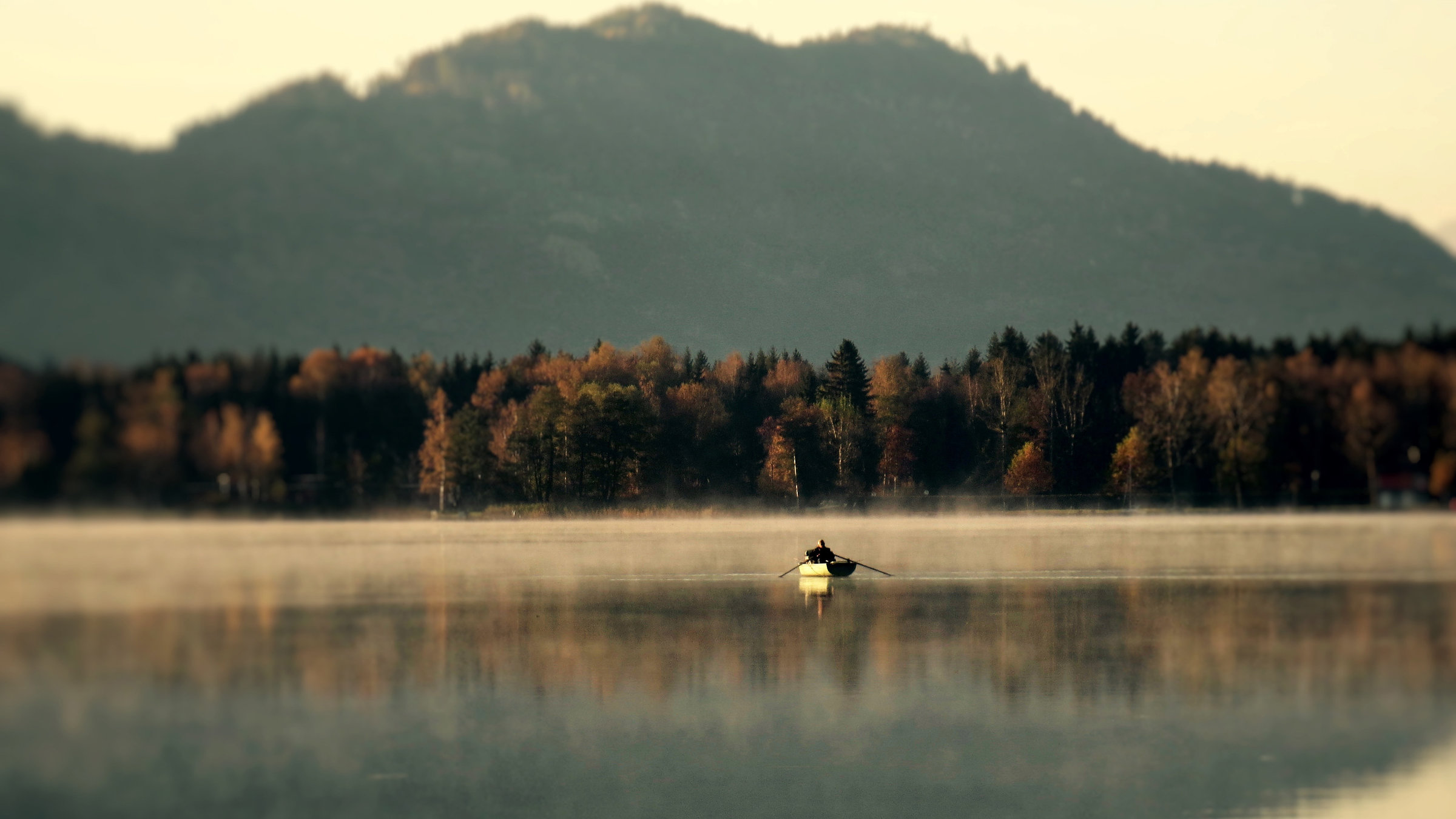 "Der Längsee - Paradies für Geist und Gaumen": Morgendliches Panorama am Längsee.