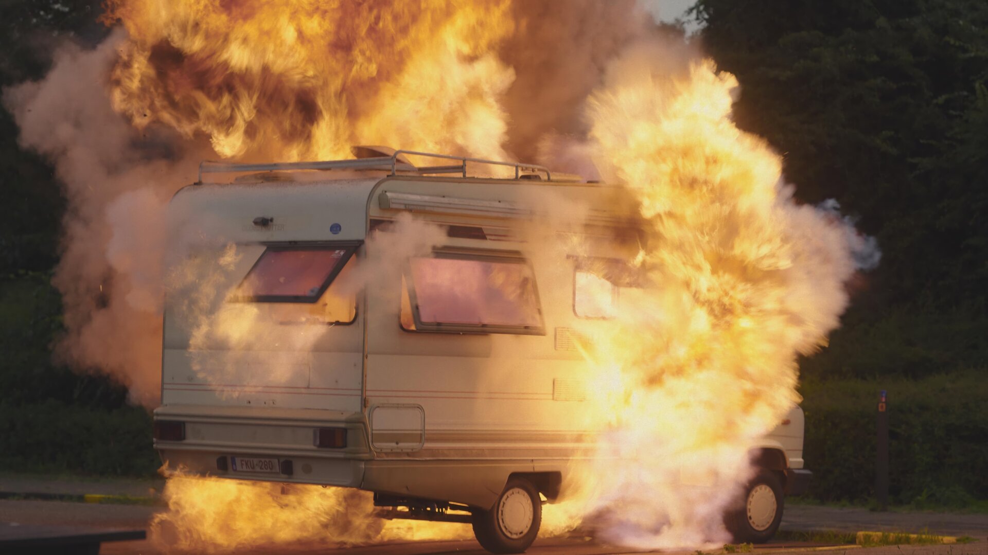 "Blind Sherlock - Countdown": Ein Wohnmobil geht nachts in Flammen auf.