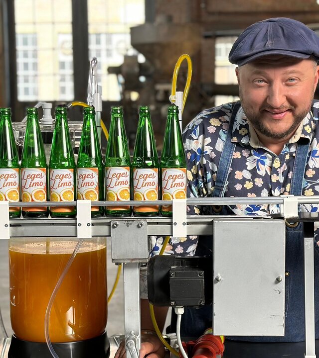 "besseresser: Die Tricks in Fanta, Tic Tac & Co. - Sebastian Lege deckt auf": Sebastian Lege steht in seiner Werkstatt und schaut lächelnd in die Kamera.