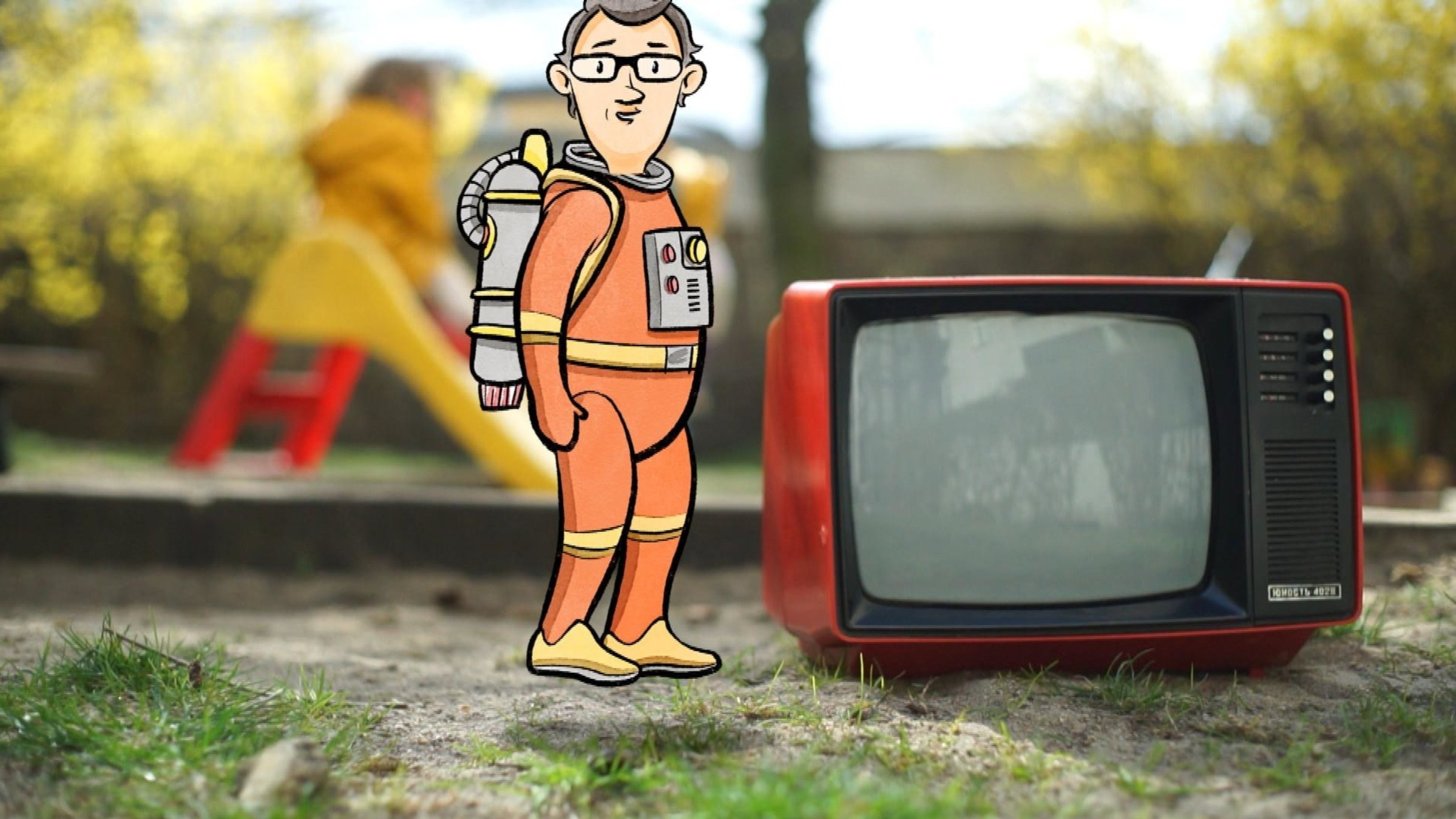 "Ist das Zukunft oder kann das weg?": Ein kleiner Comic-Astronaut steht neben einem alten Fernsehgerät. Er trägt einen orangeroten Raumanzug und hat die Züge von Volker Strübing, dem Autor des Films. Im Hintergrund in der Unschärfe spielen Kinder auf einer Rutschbahn.