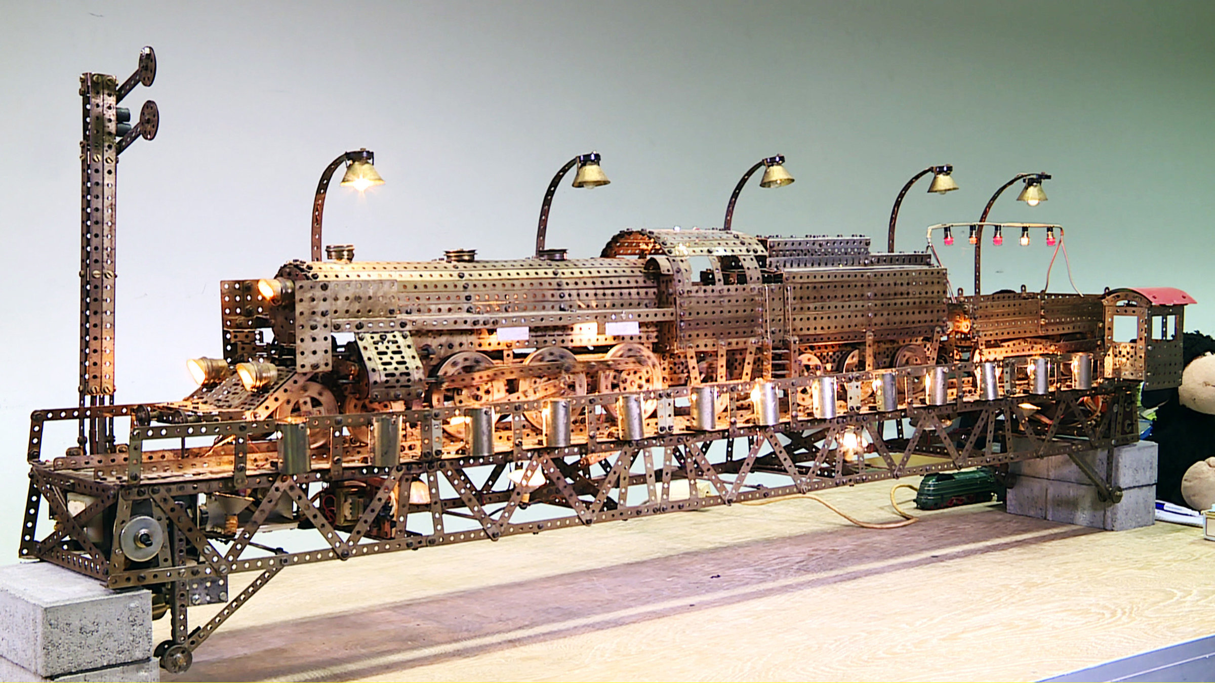 "Blech, Karton & Co. - historische Modellbahnschätze": In einer Kneipe gefunden und mit entsprechender Patina versehen: eine Schnellzuglok aus dem Stabil-Metallbaukasten der Berliner Firma Walther.