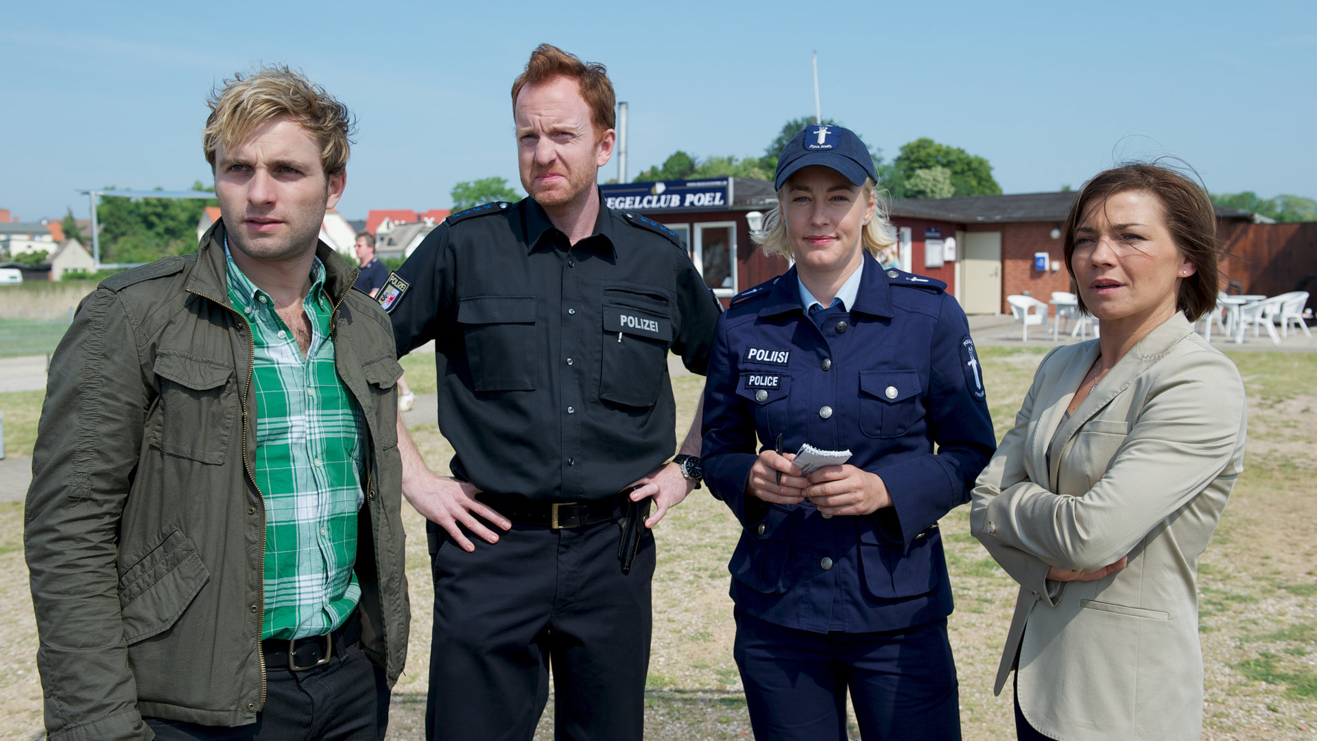 "SOKO Wismar - Dickes Mädchen": Die vier Kommissare  Nils Theede (Jonas Laux), Kai Timmermann (Mathias Junge), Leena Virtanen (Li Hagman) und Katrin Börensen (Claudia Schmutzler), stehen nebeneinander im Freien und halten ihren Blick auf eine Sache.