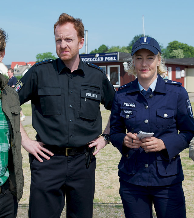 "SOKO Wismar - Dickes Mädchen": Die vier Kommissare  Nils Theede (Jonas Laux), Kai Timmermann (Mathias Junge), Leena Virtanen (Li Hagman) und Katrin Börensen (Claudia Schmutzler), stehen nebeneinander im Freien und halten ihren Blick auf eine Sache.